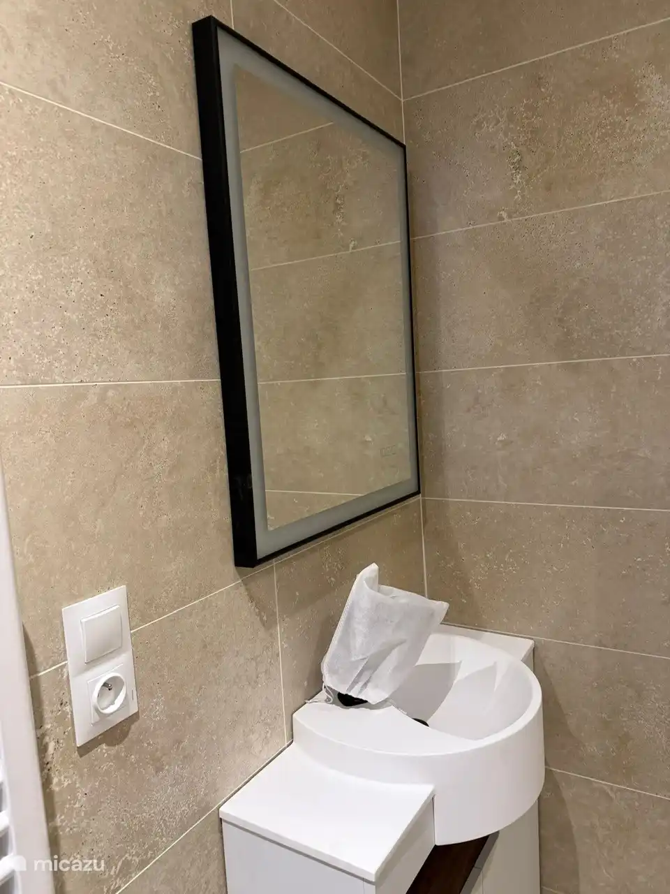 neues Badezimmer, hier ist der Wasserhahn noch in der 'Verpackung'