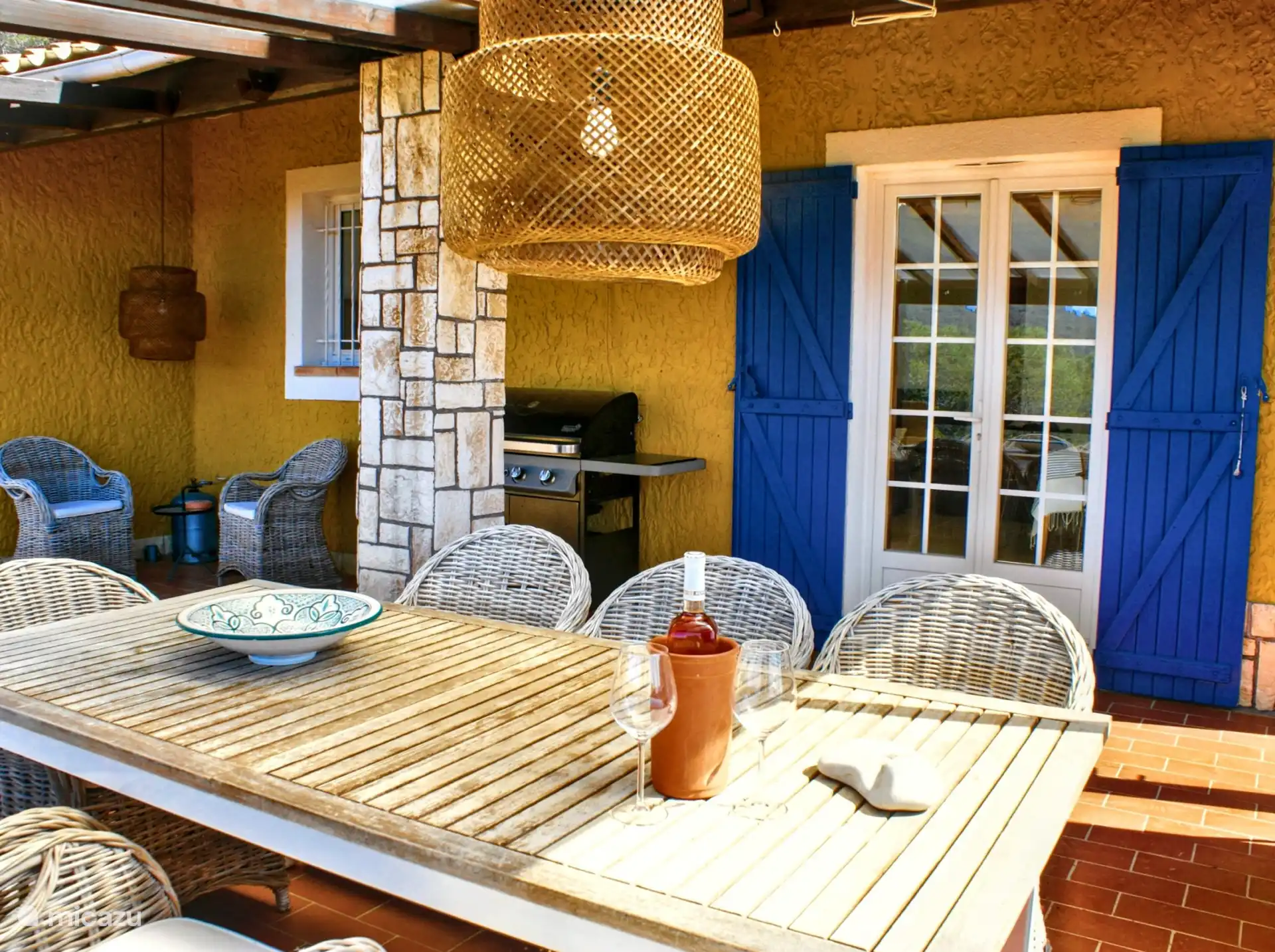 Terrasse mit BBQ und gemütlicher Stimmungsbeleuchtung für den Abend