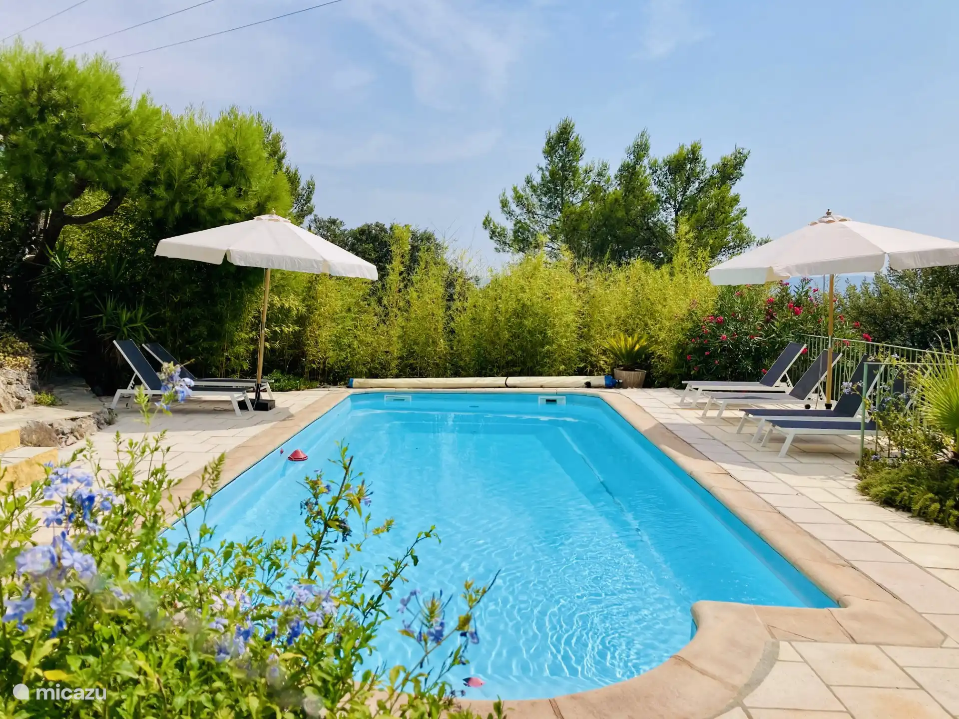 Schöne Terrasse am Pool, um ein Buch zu lesen. Der Pool ist mit einer Alarmanlage für zusätzliche Sicherheit ausgestattet
