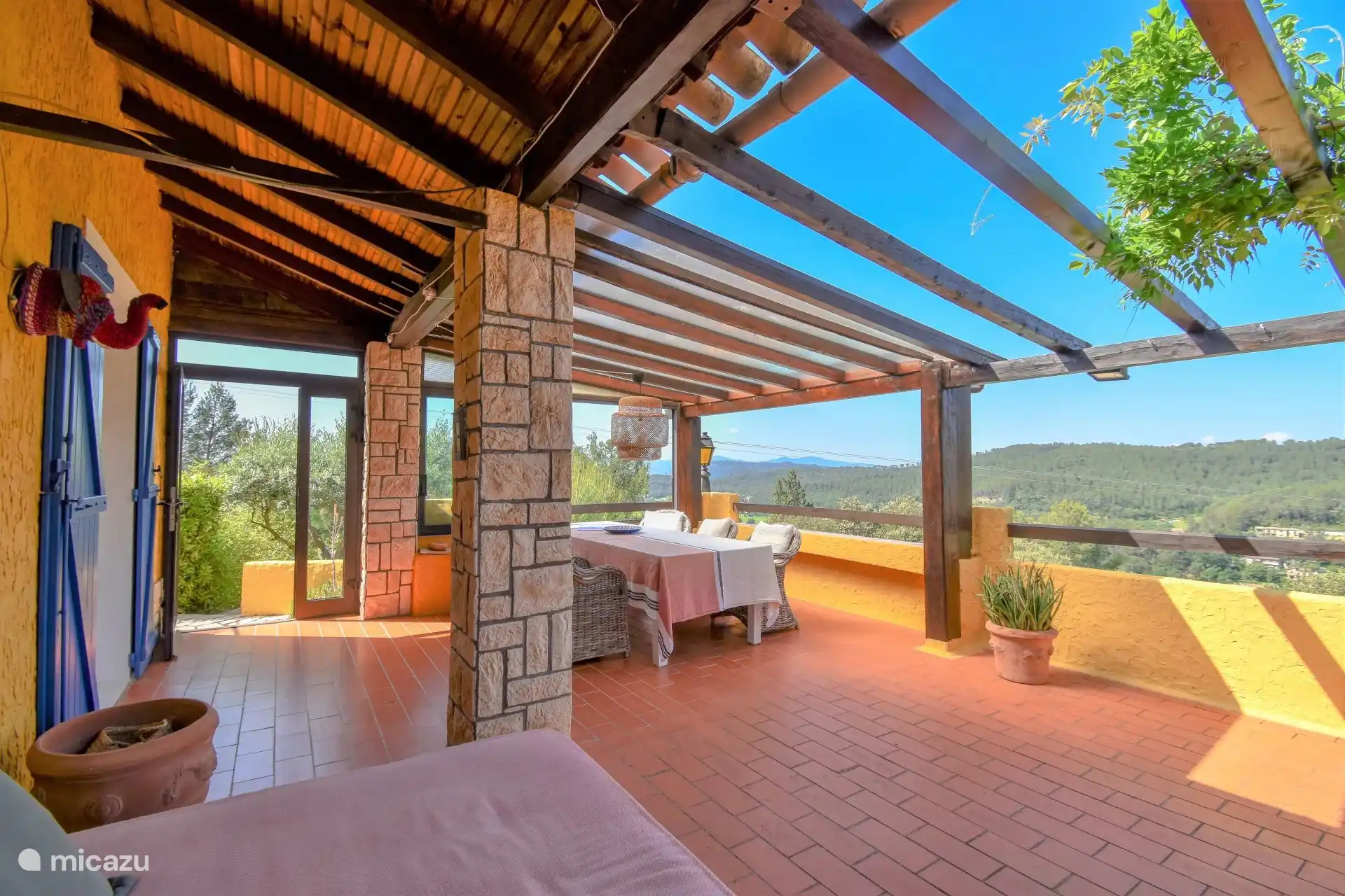 Eine große Terrasse mit herrlichem Blick auf die Umgebung