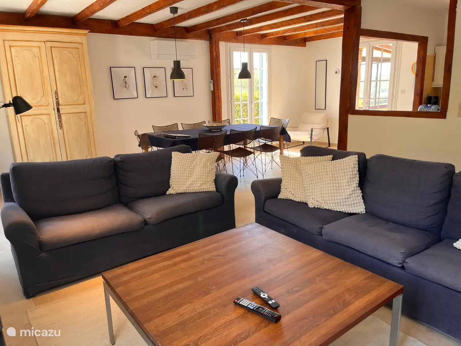 Gemütliches Wohnzimmer mit vielen Sitzgelegenheiten