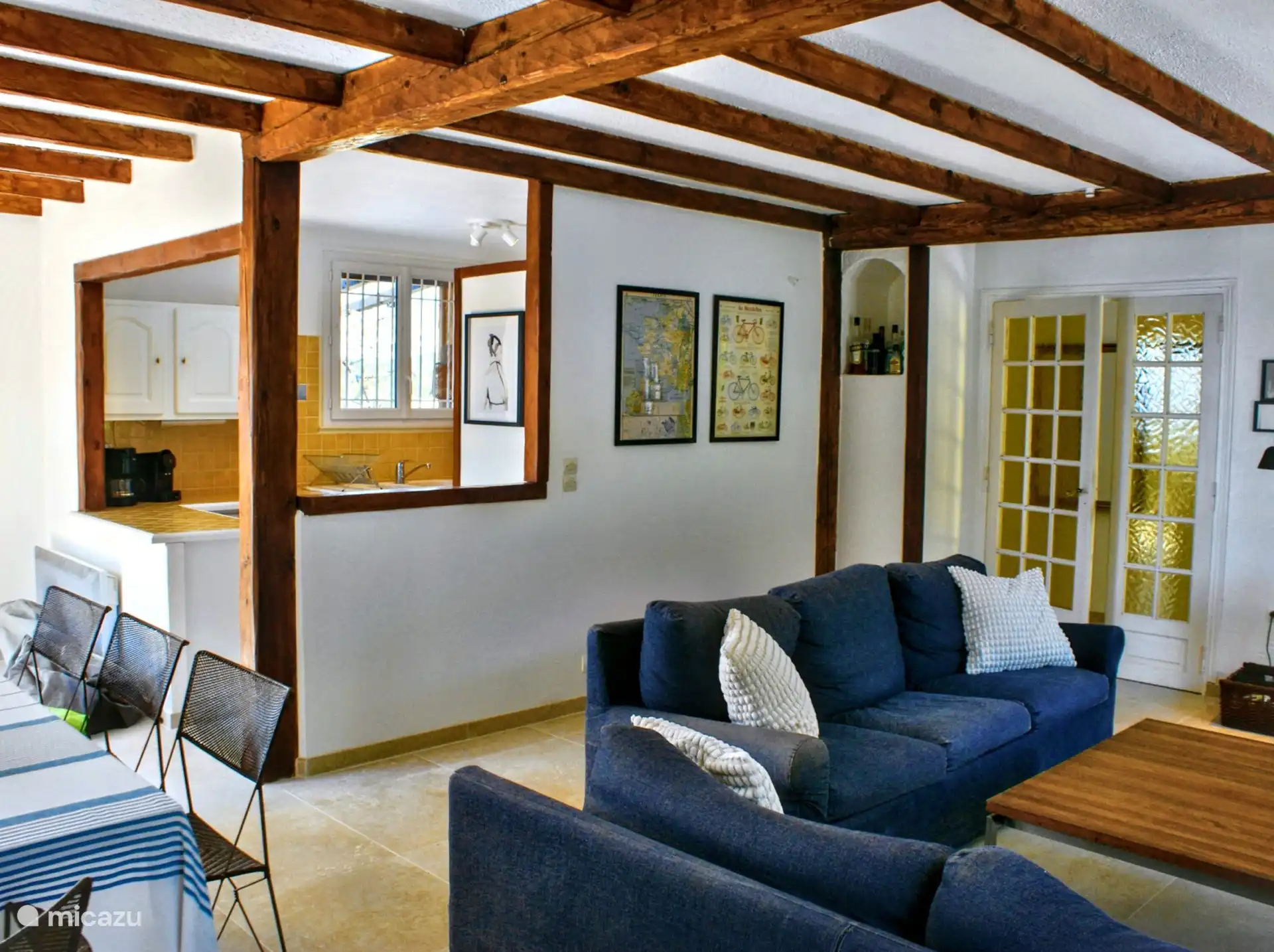 Vom Wohnzimmer aus Blick auf die offene Küche