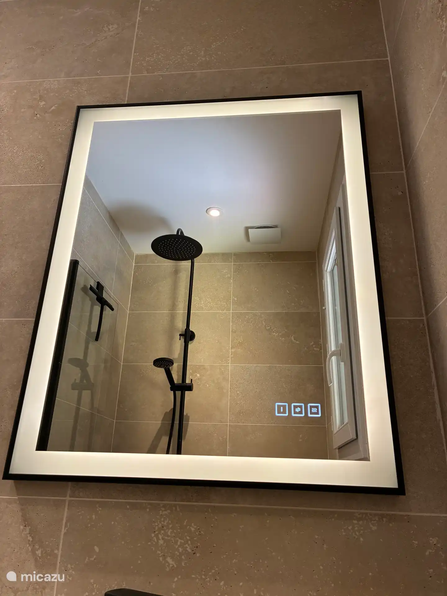 Erstes neues Badezimmer: Blick durch den Spiegel