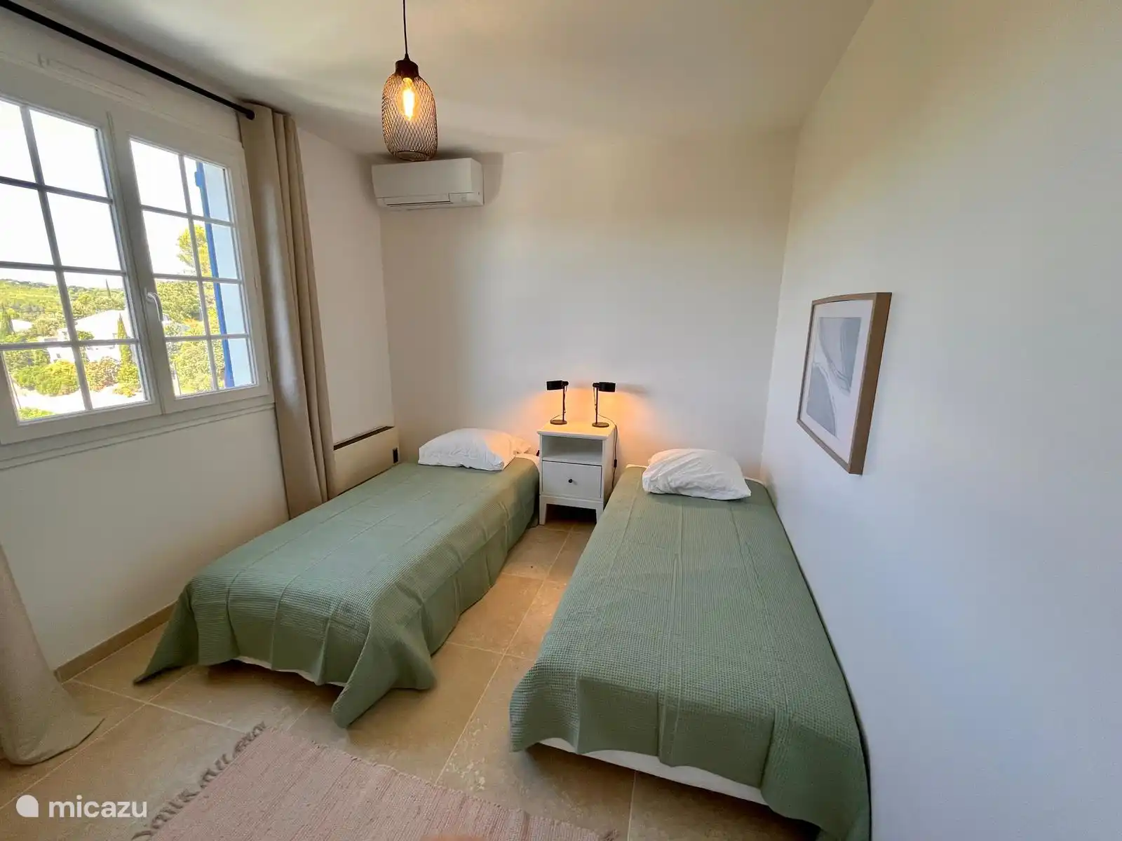 Schlafzimmer mit Klimaanlage und 2 Betten 