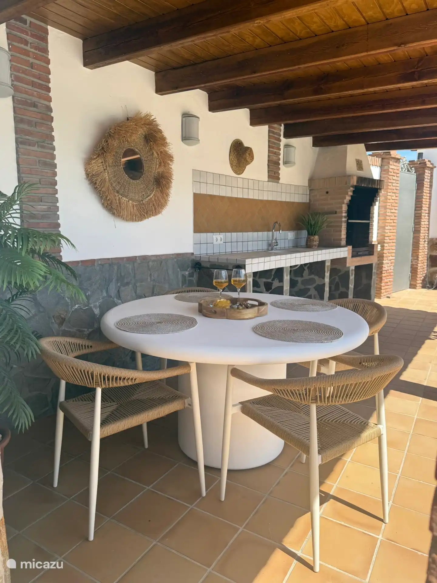 Mesa de comedor y cocina exterior.