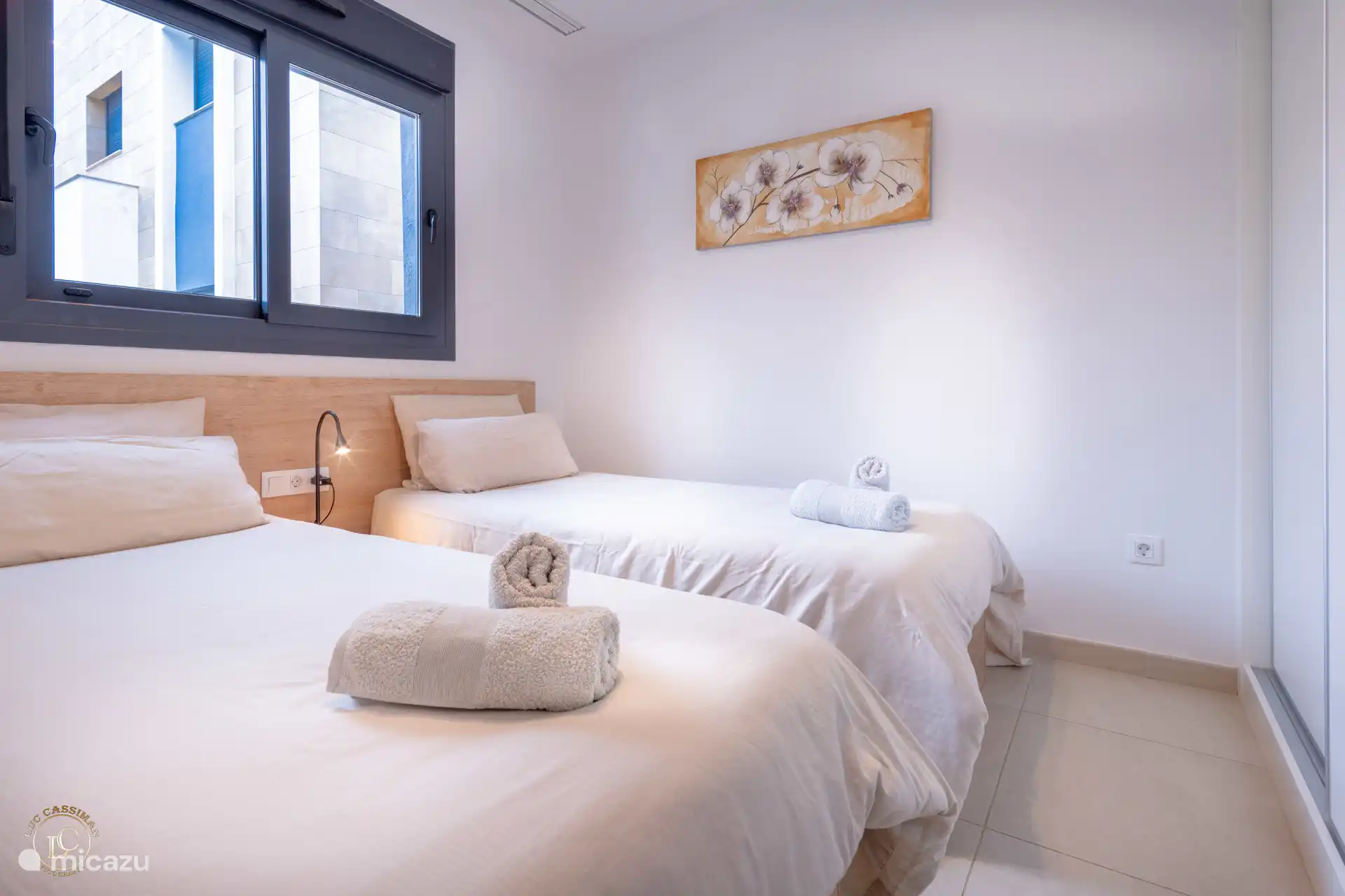 La deuxième chambre, avec 2 lits simples confortables, et avec de grandes armoires encastrées.