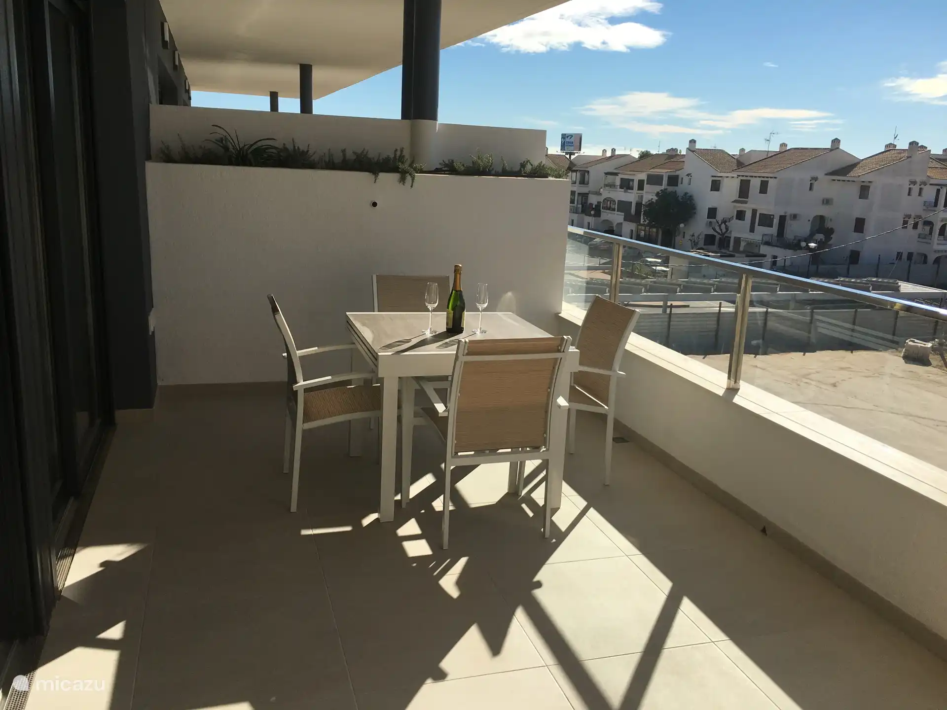 La terrasse, orientée sud-ouest. 