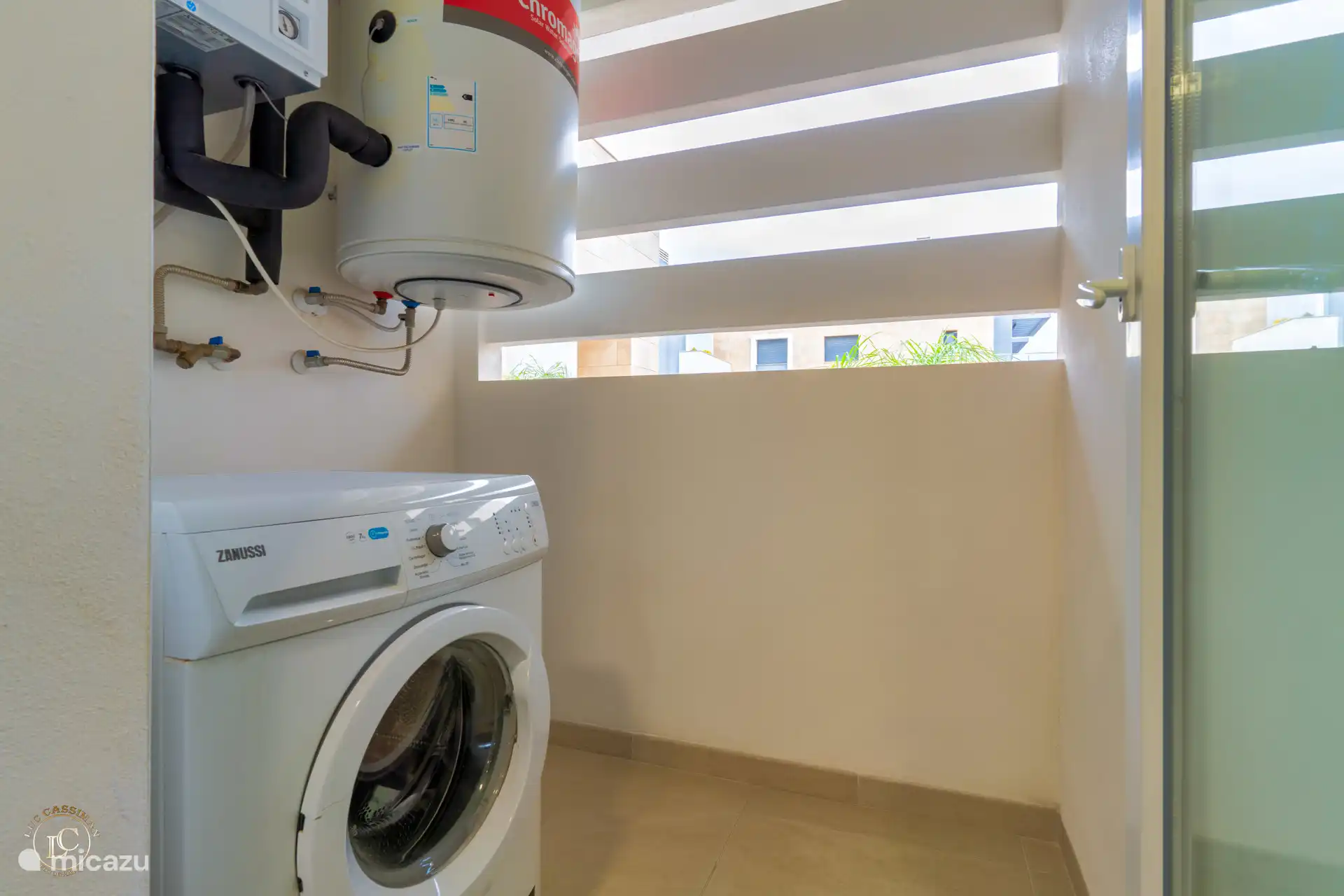 Chambre séparée avec machine à laver.