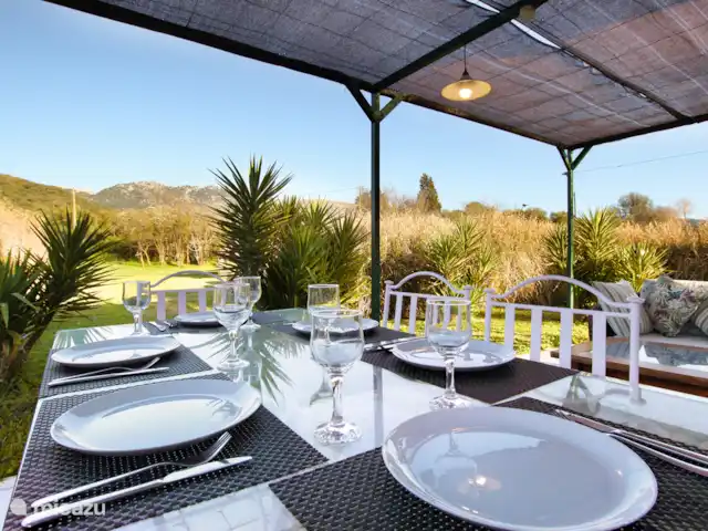 studio huren in Spanje, Andalusië, Cortés de la Frontera – Finca La Rana Verde - Studio Ana Dineer bij de pergola en zie de maan opkomen!