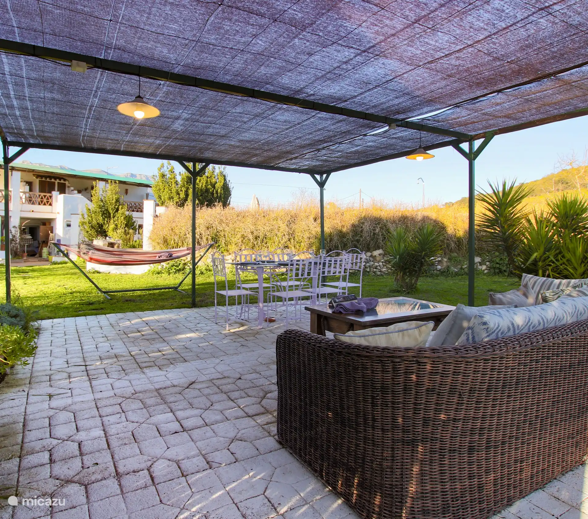 Chillen bij de pergola, op de bank of in de hangmat!