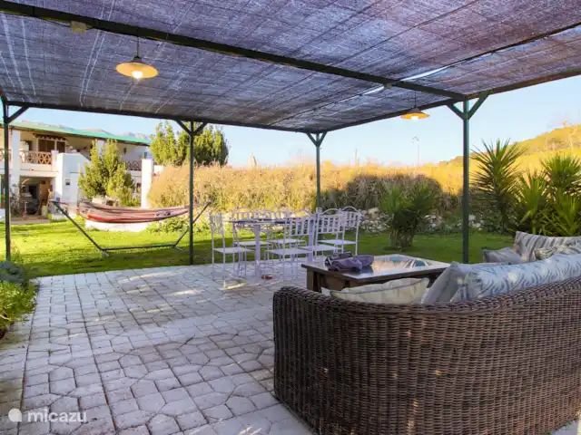 studio huren in Spanje, Andalusië, Cortés de la Frontera – Finca La Rana Verde - Studio Ana Chillen bij de pergola, op de bank of in de hangmat!