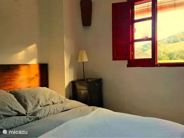 studio huren in Spanje, Andalusië, Cortés de la Frontera – Finca La Rana Verde - Studio Ana Slaapkamer met uitzicht!