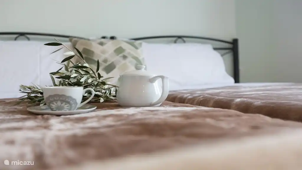 Schlafzimmer Tassen Bett