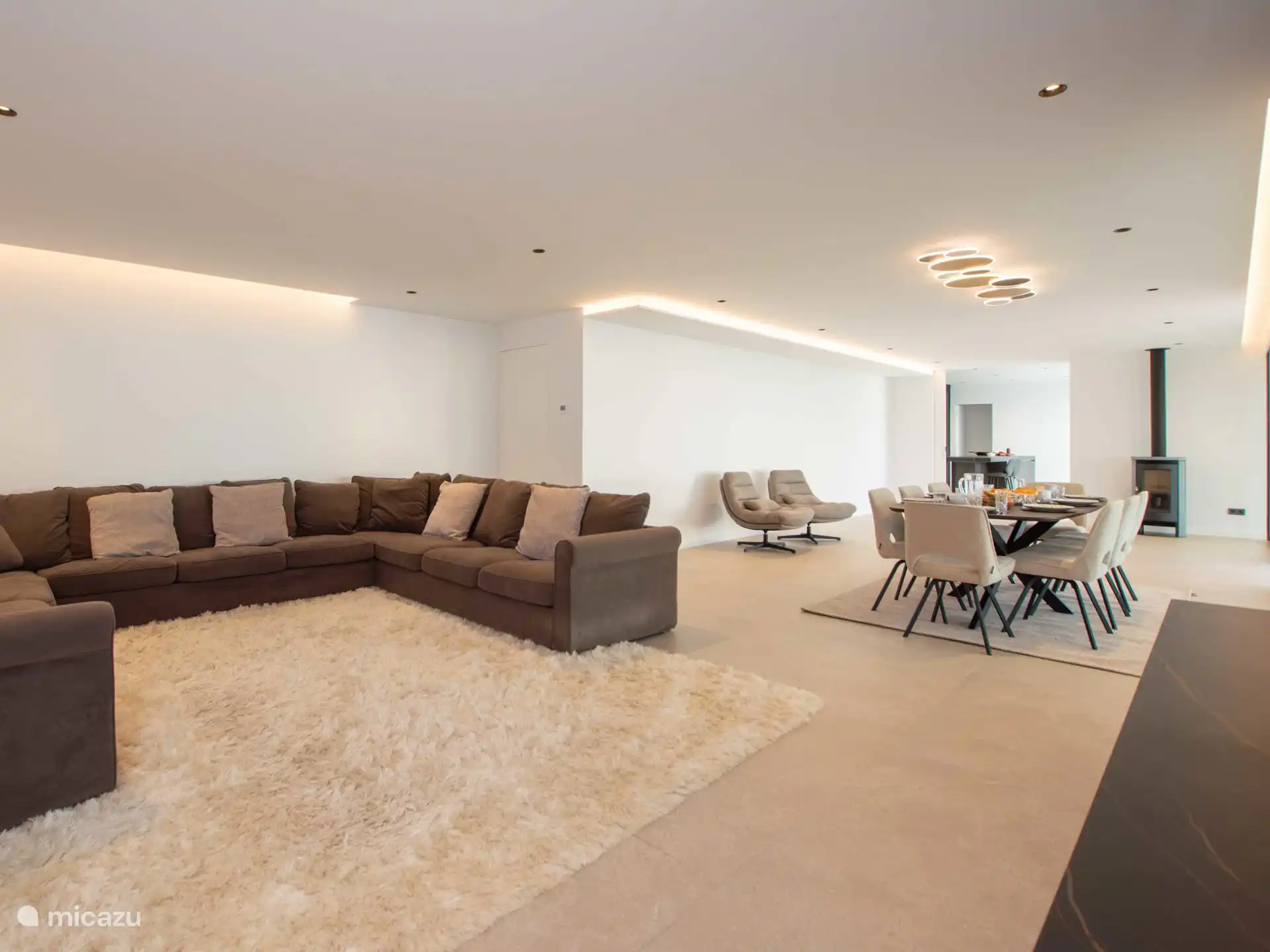 Villa El Sueño - Open leefruimte met zithoek en eetkamer 