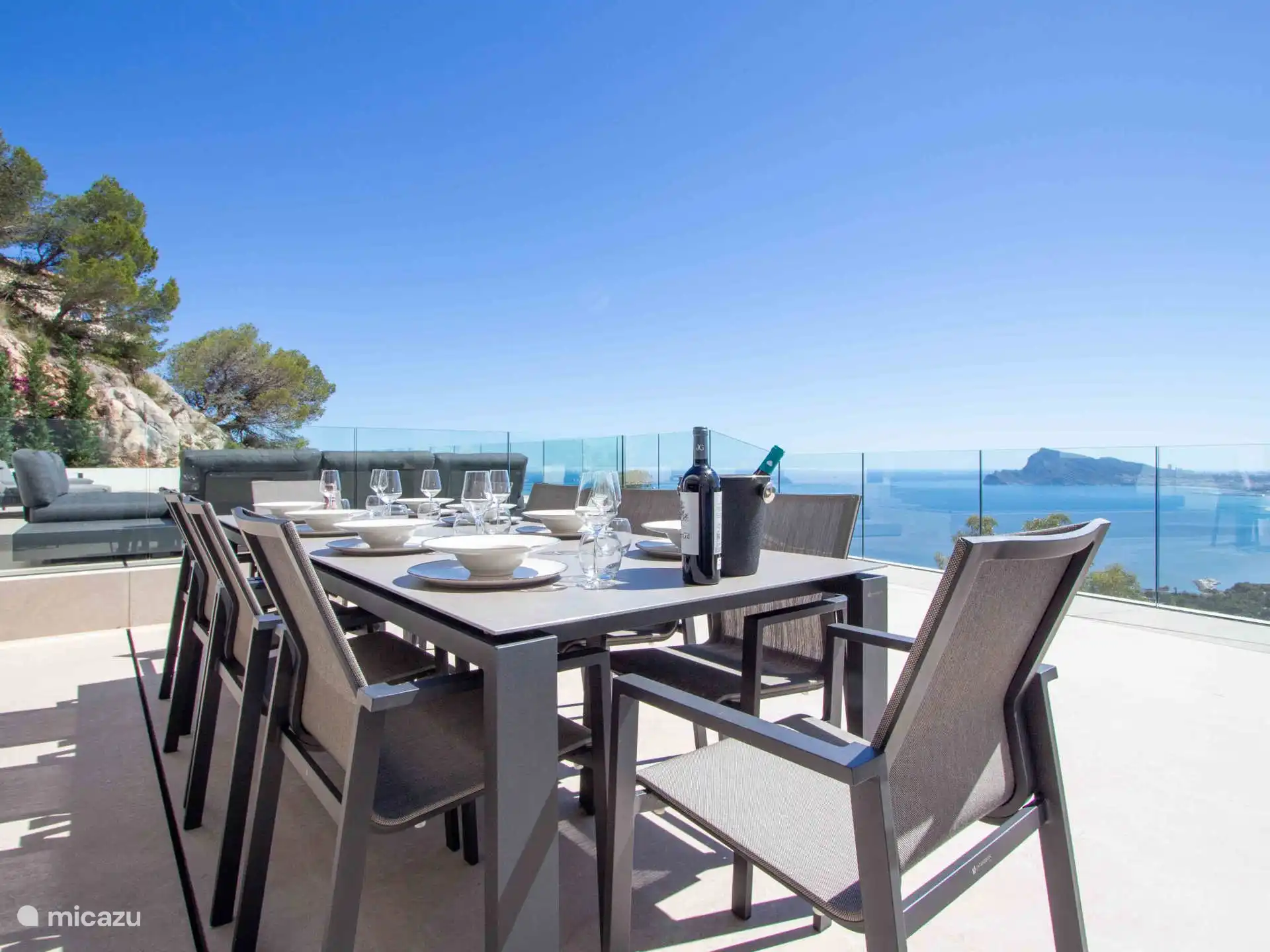 Villa El Sueño - Eetplaats met achterliggende loungearea