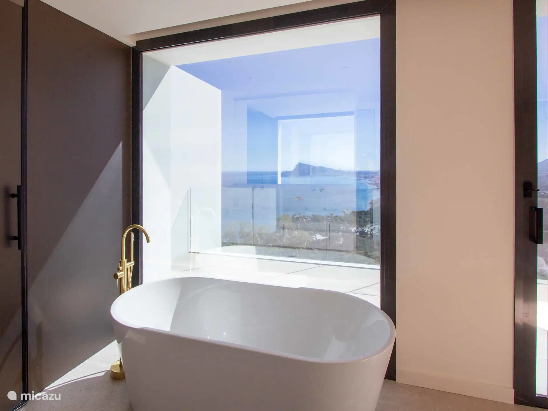 Villa El Sueño - Badkamer met bad