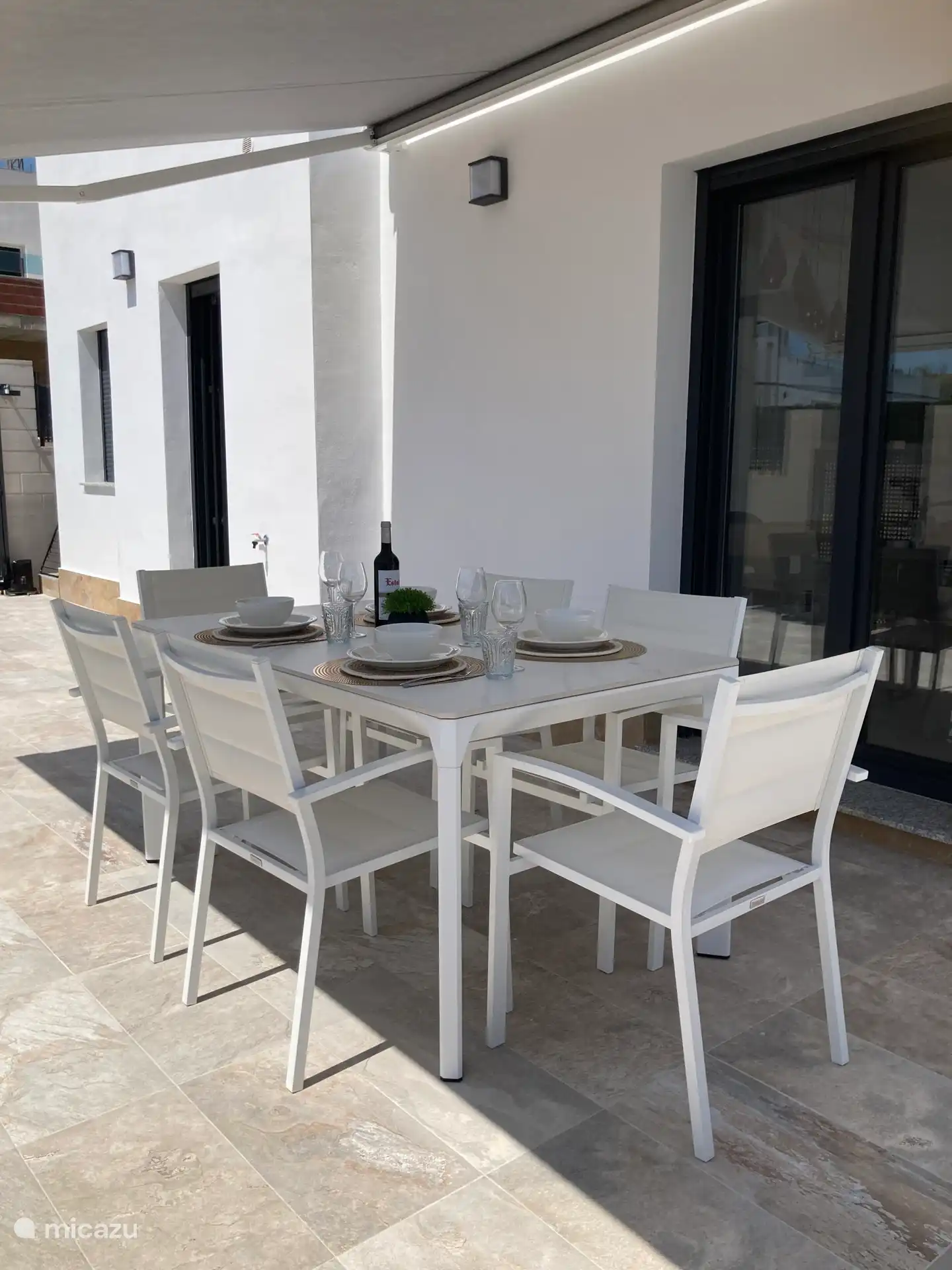 Outdoor table with 6 chairs 