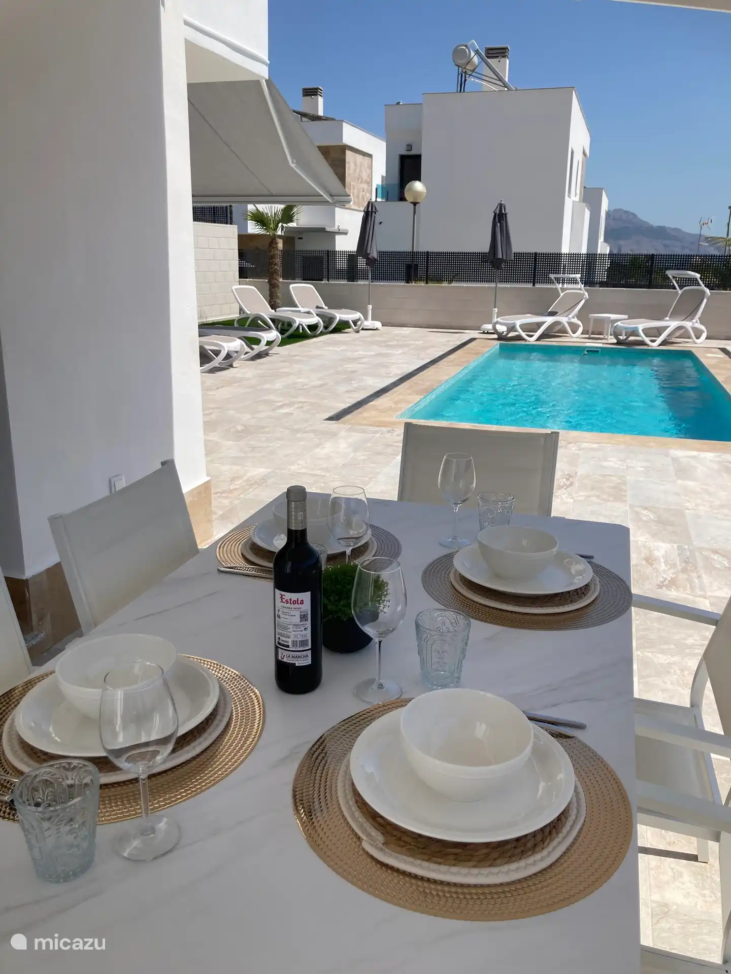 Large private terrace with dining table, private pool,..