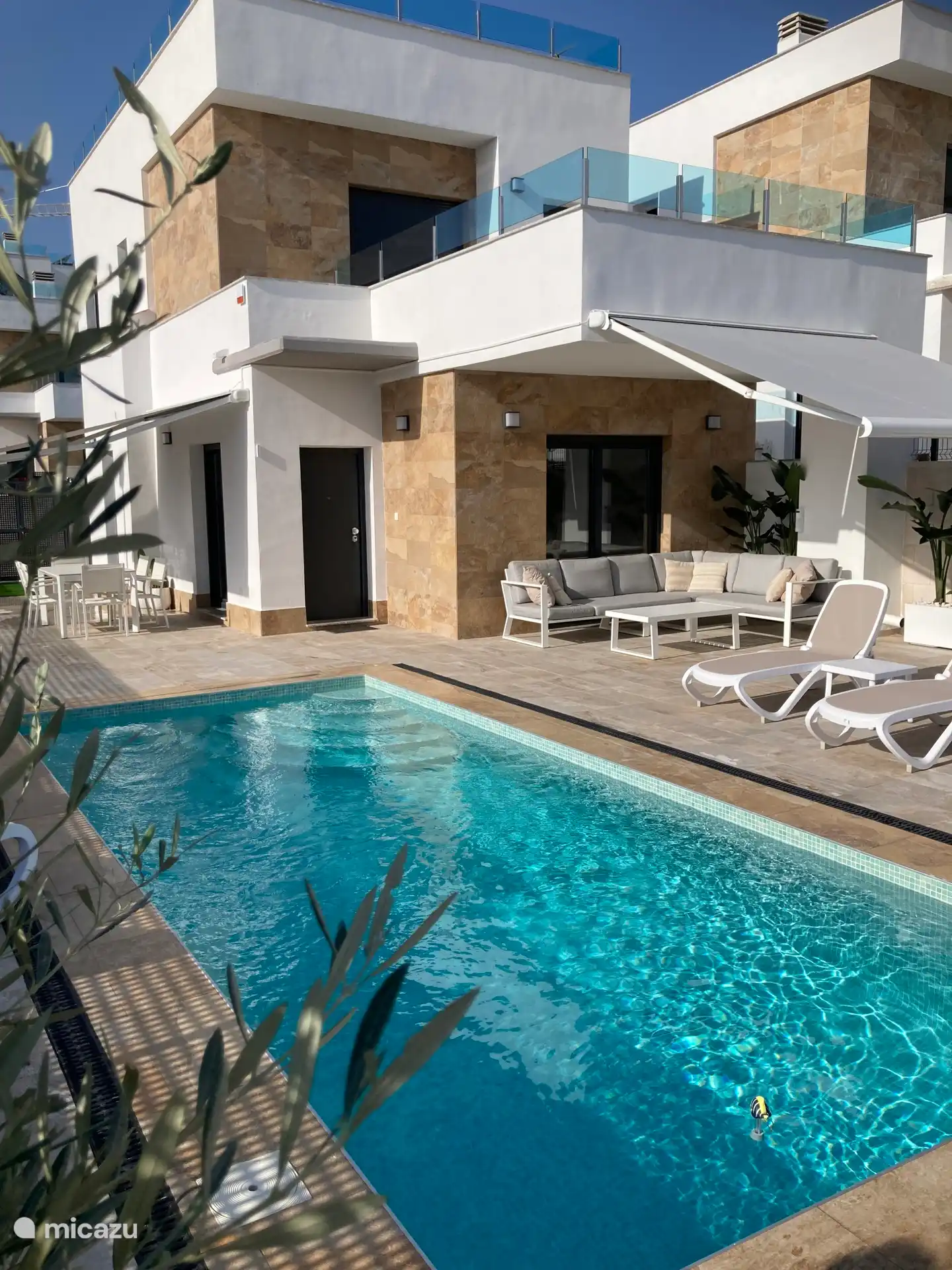 Large private terrace with private pool,..