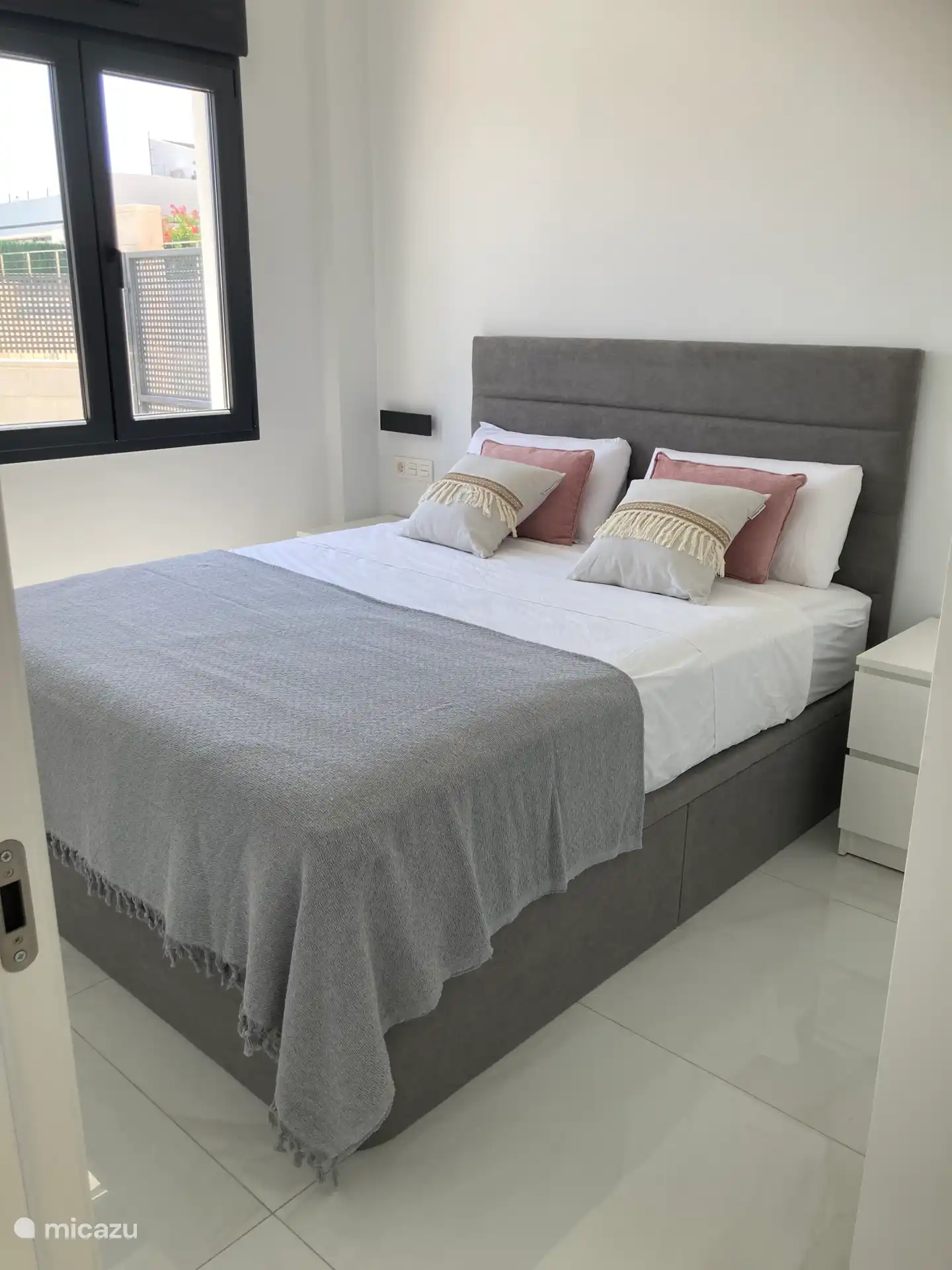 Downstairs bedroom with quality box spring 160x200 