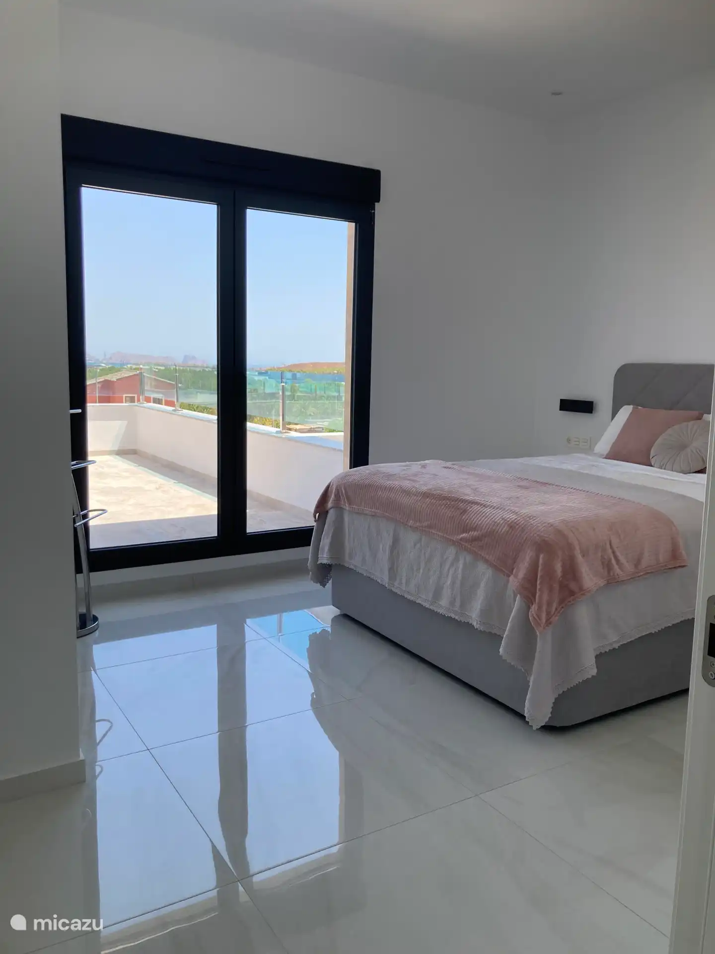 Master bedroom with quality box spring 160x200 