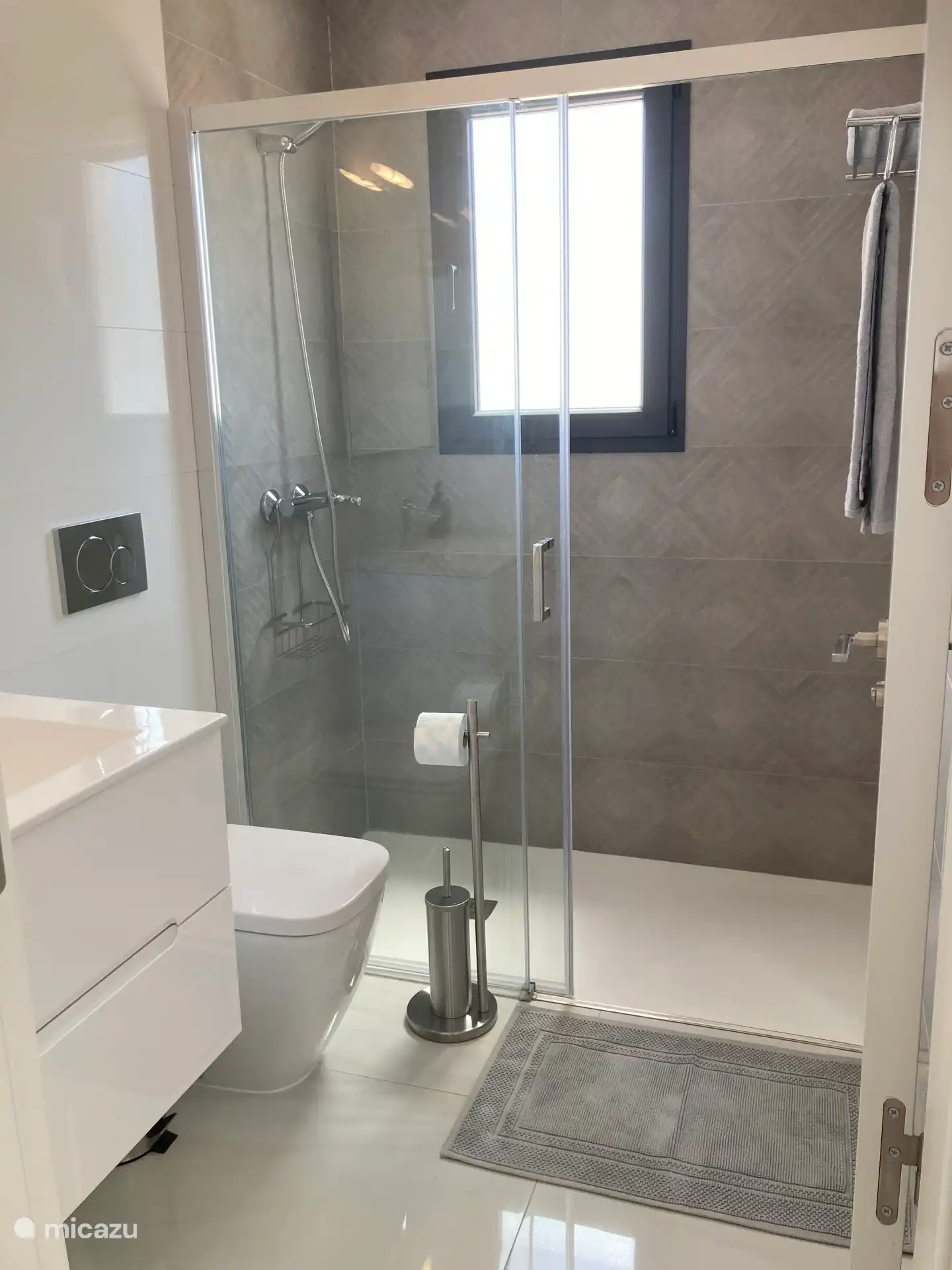 Bathroom en suite first floor 