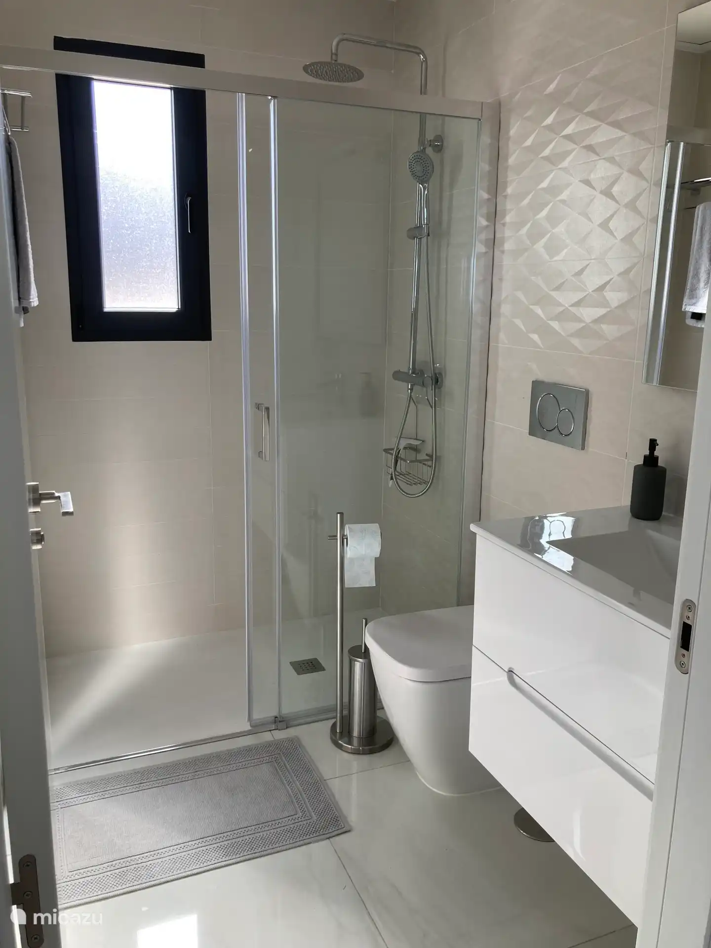 Bathroom en suite ground floor 