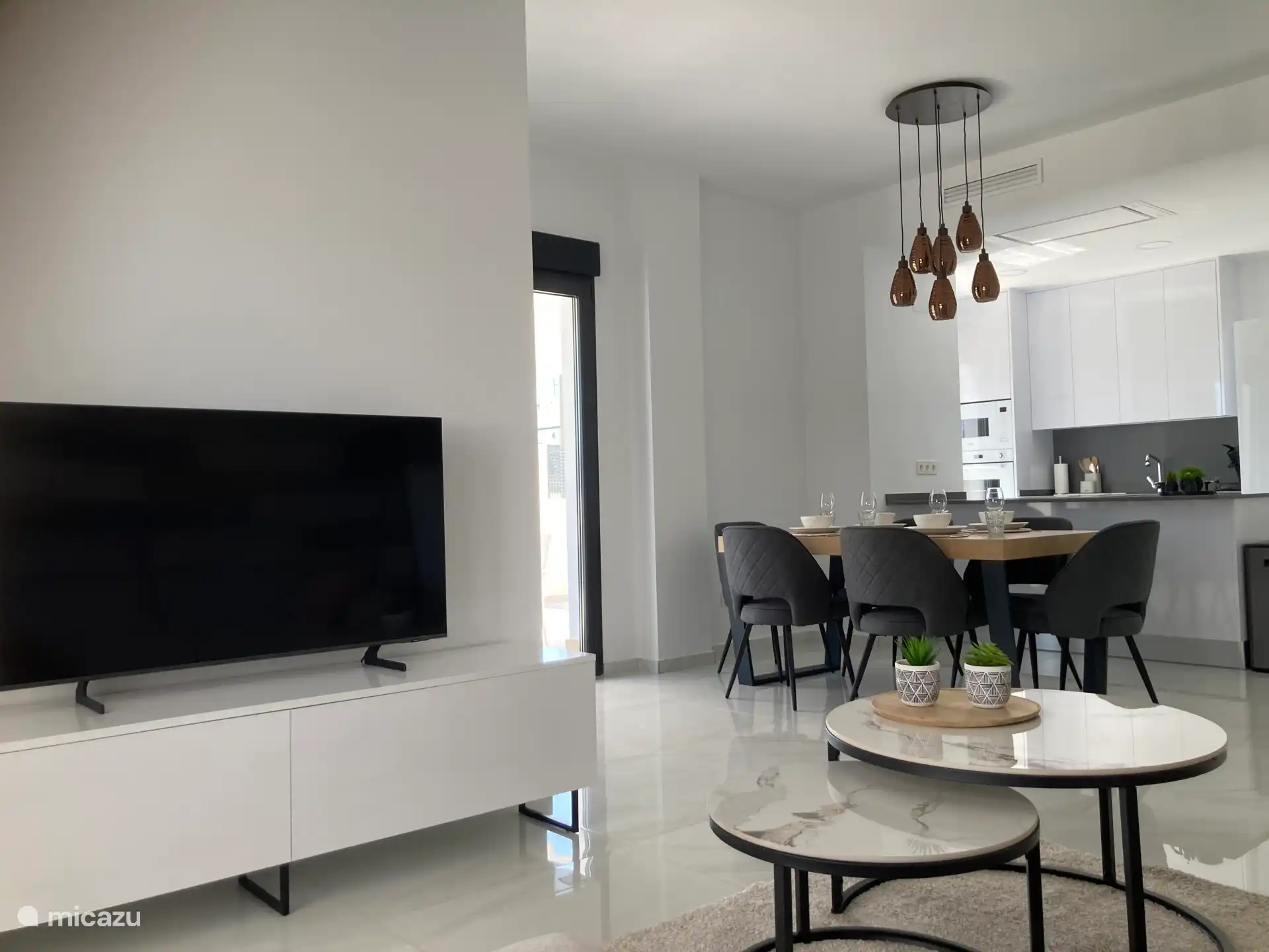 Open plan living/dining room