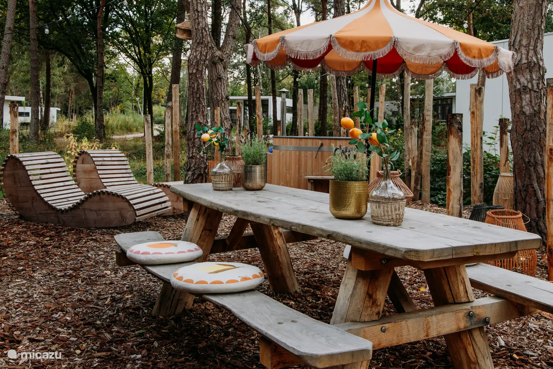 Picknicktisch und bequeme Sonnenliegen