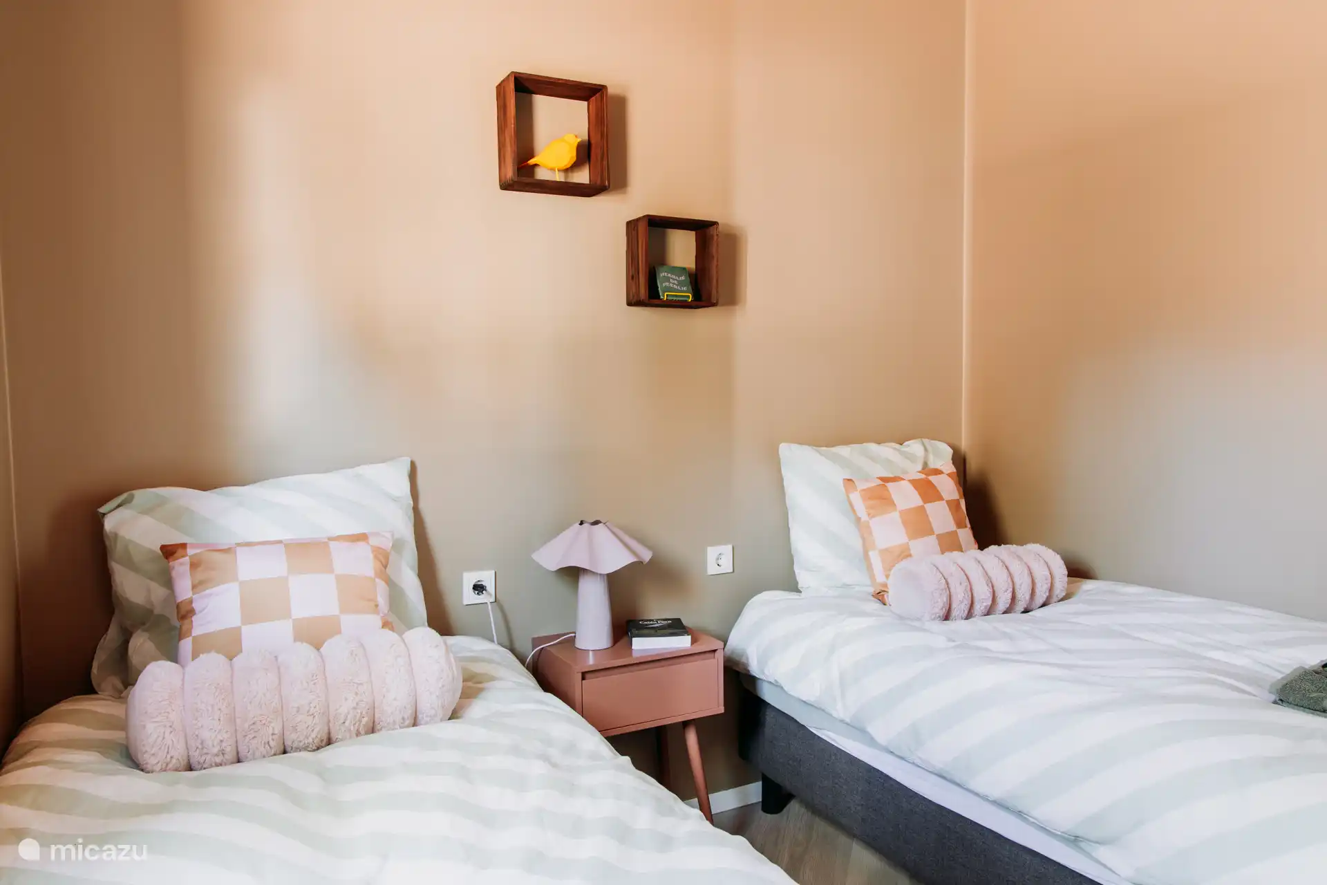 Boxspringbetten mit Hotelbettwäsche und extra Topper