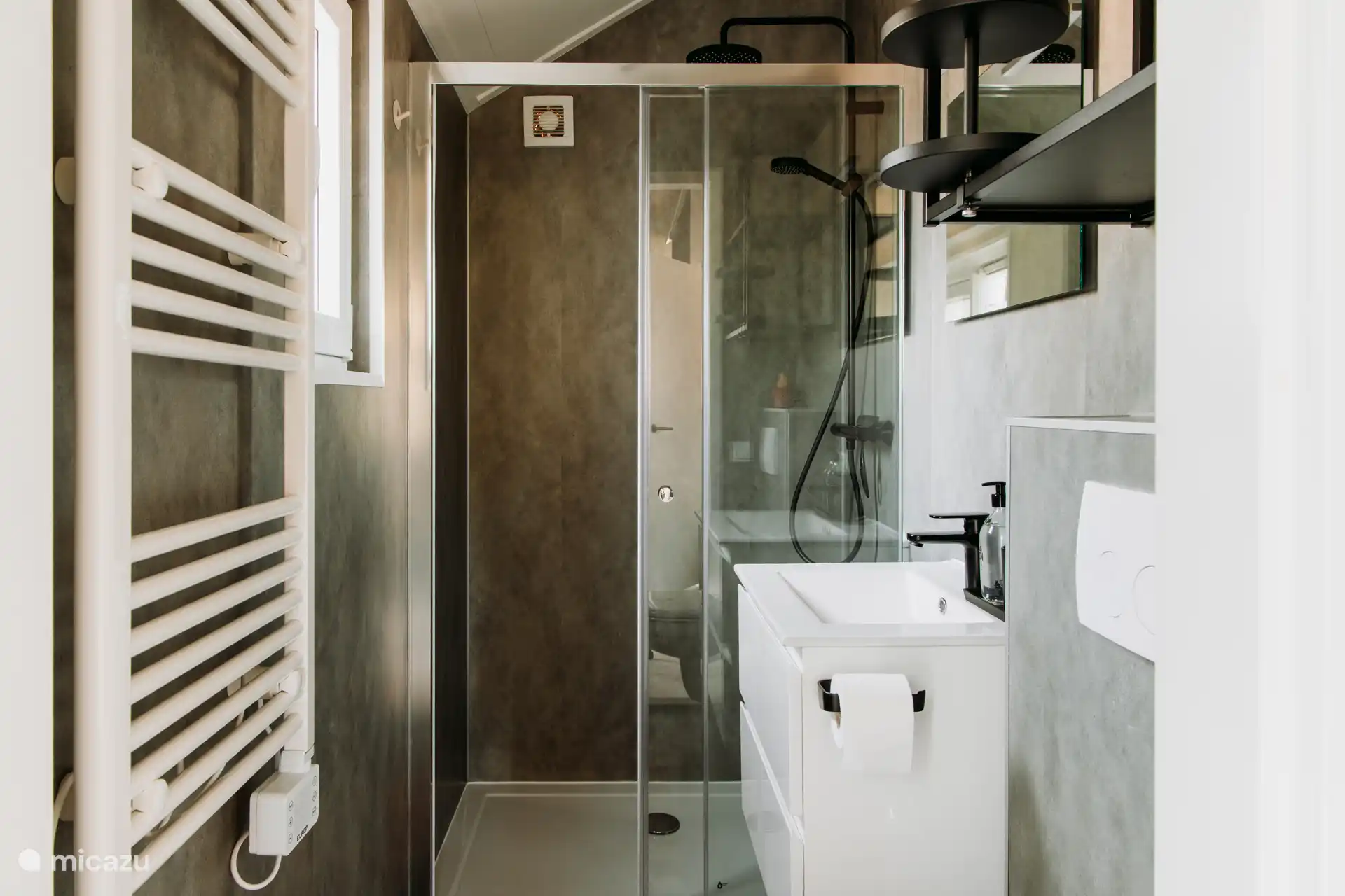 Badezimmer mit ebenerdiger Dusche und viel Stauraum