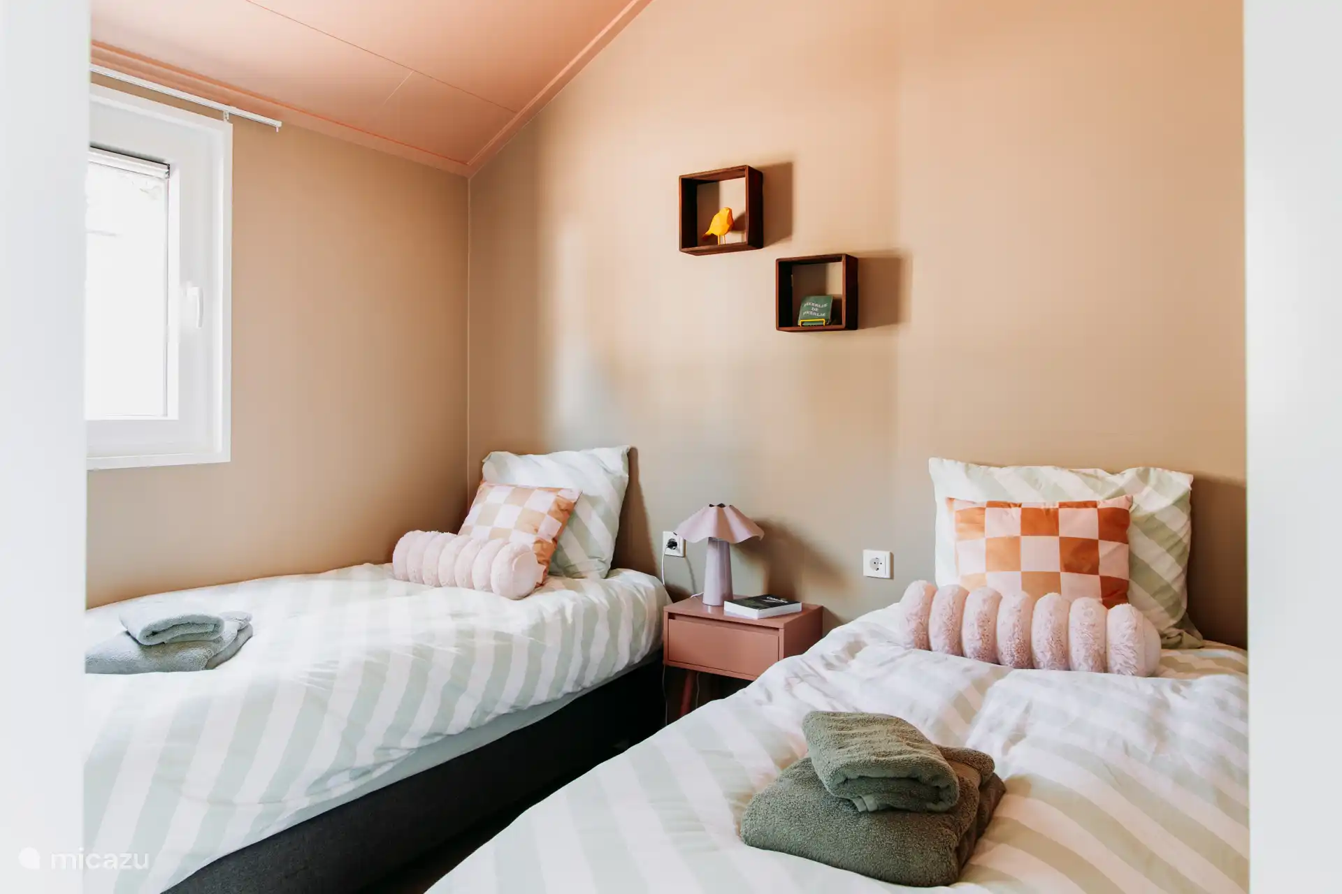 Zwei Schlafzimmer mit zwei Einzelbetten