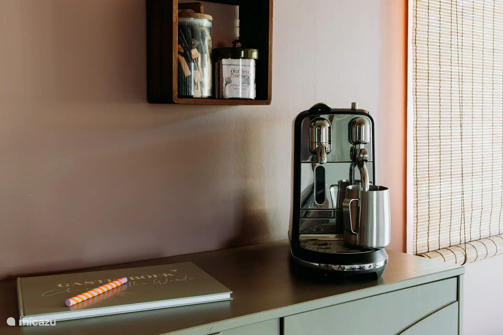 Nespresso-Kaffeemaschine und Milchaufschäumer