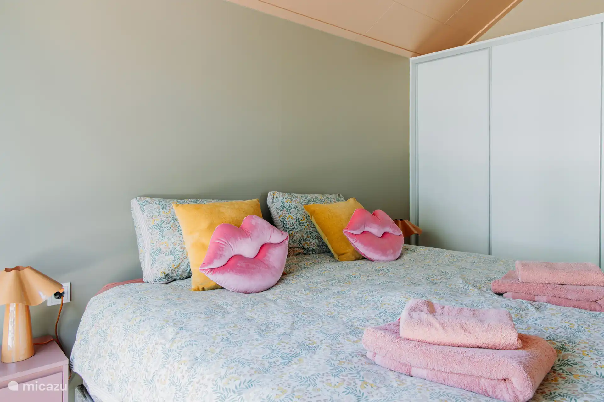 Schlafzimmer mit Doppelbett