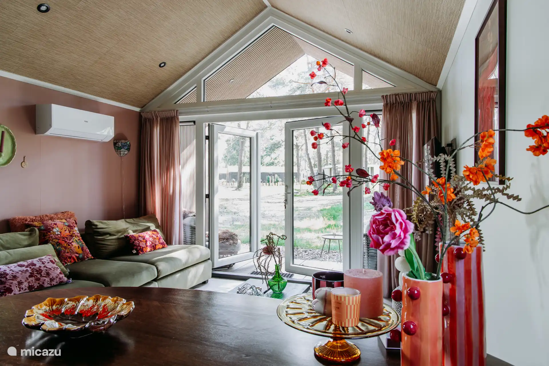 Gemütliches Wohnzimmer mit Klimaanlage und Blick ins Grüne