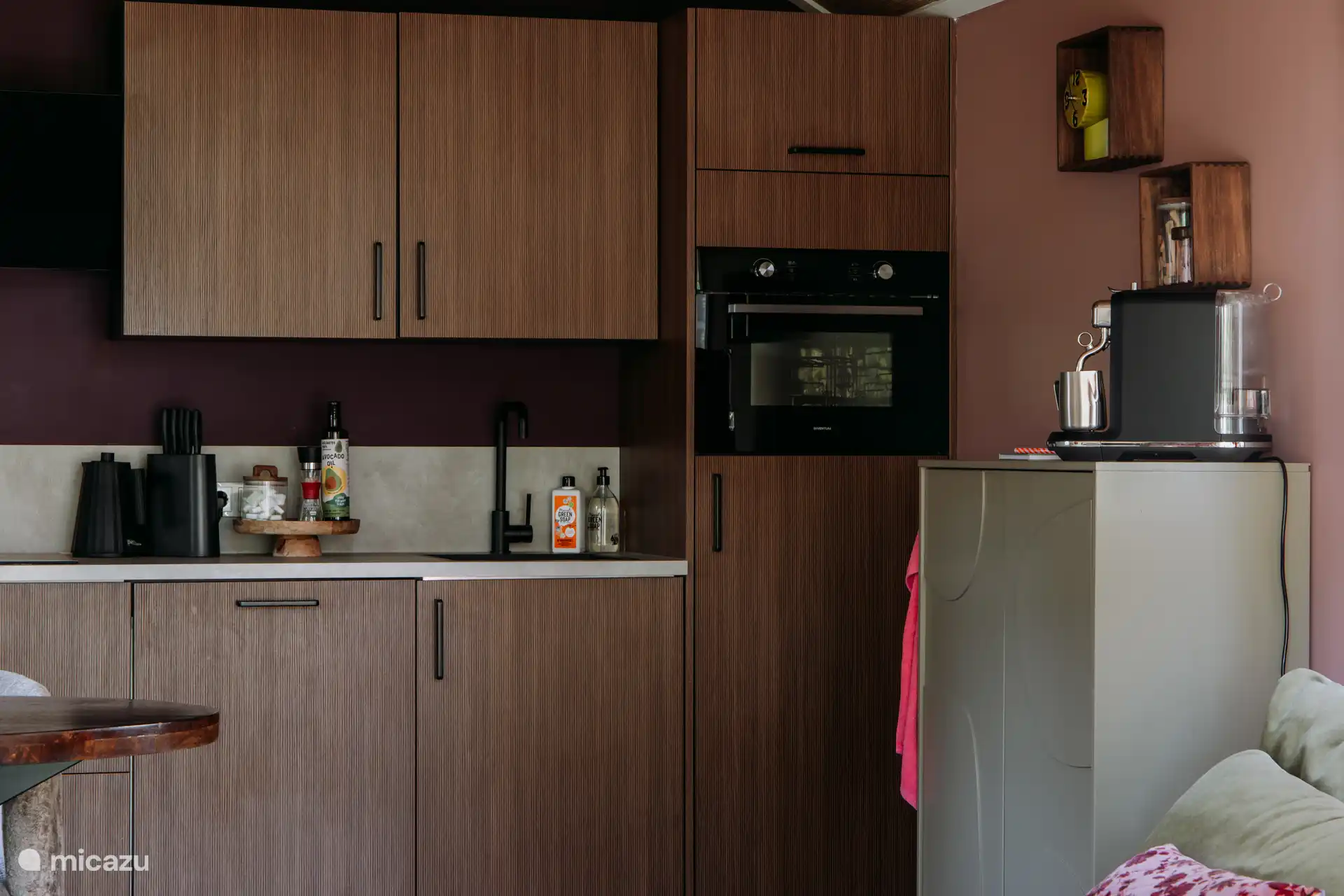 Voll ausgestattete Küche mit Backofen, Geschirrspüler, Kühlschrank und Gefrierschrank. 