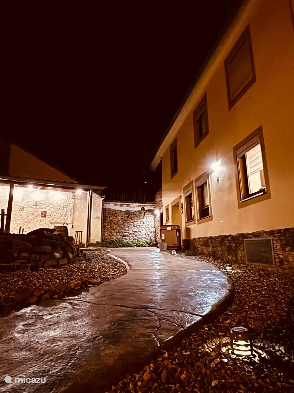 Außenansicht am Abend