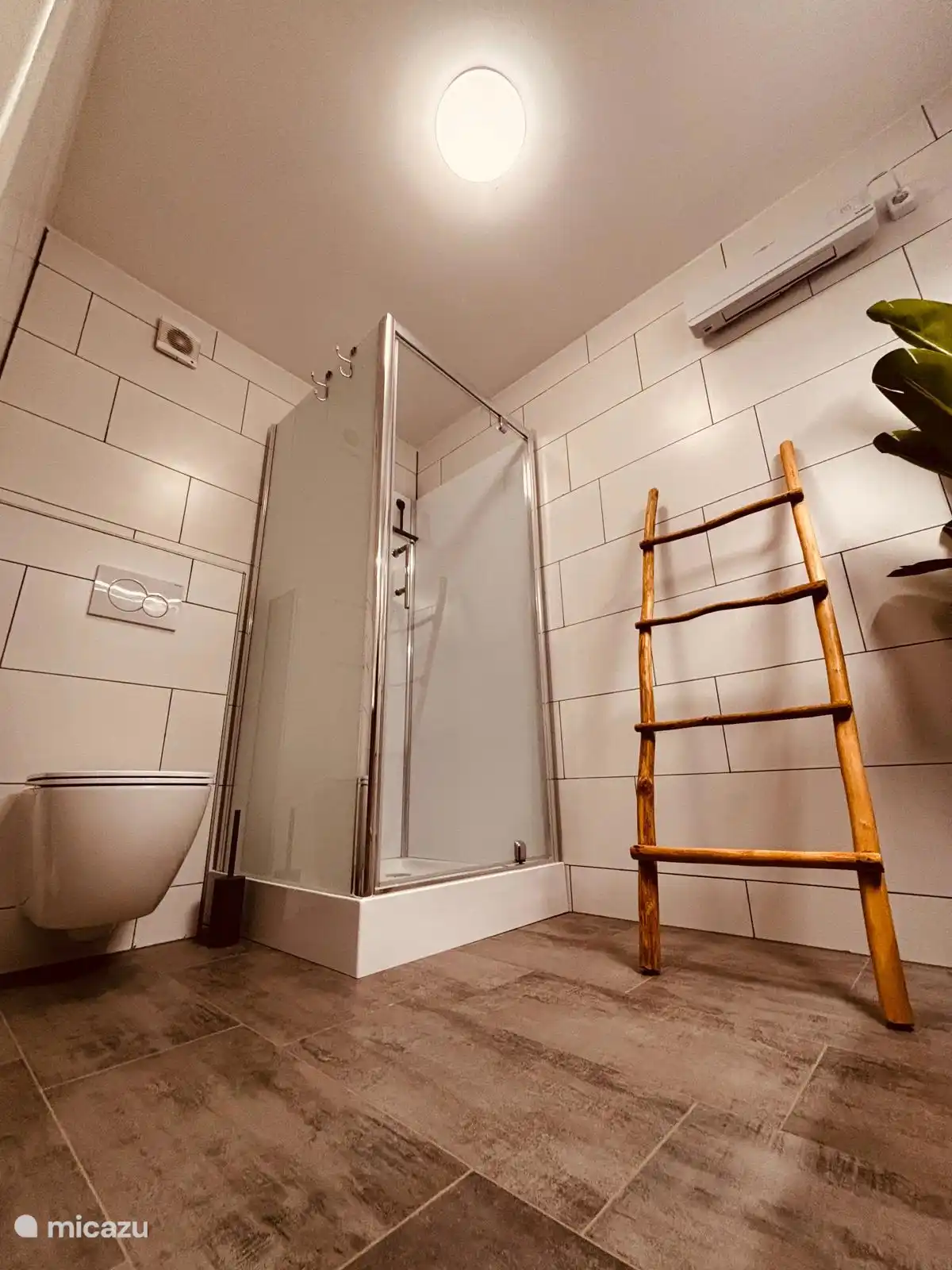 Badezimmer und Dusche