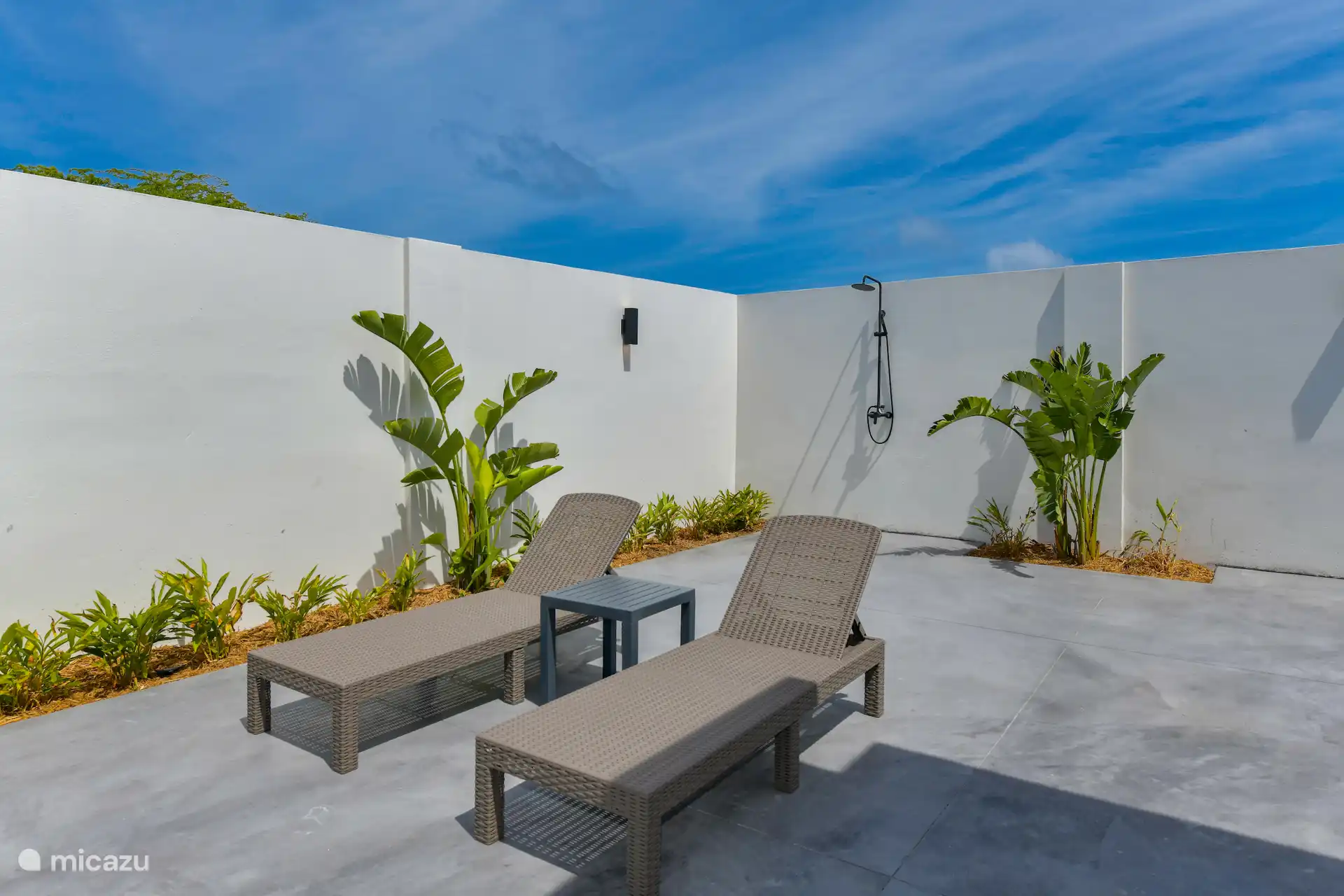 Außendusche mit Sonnenliegen