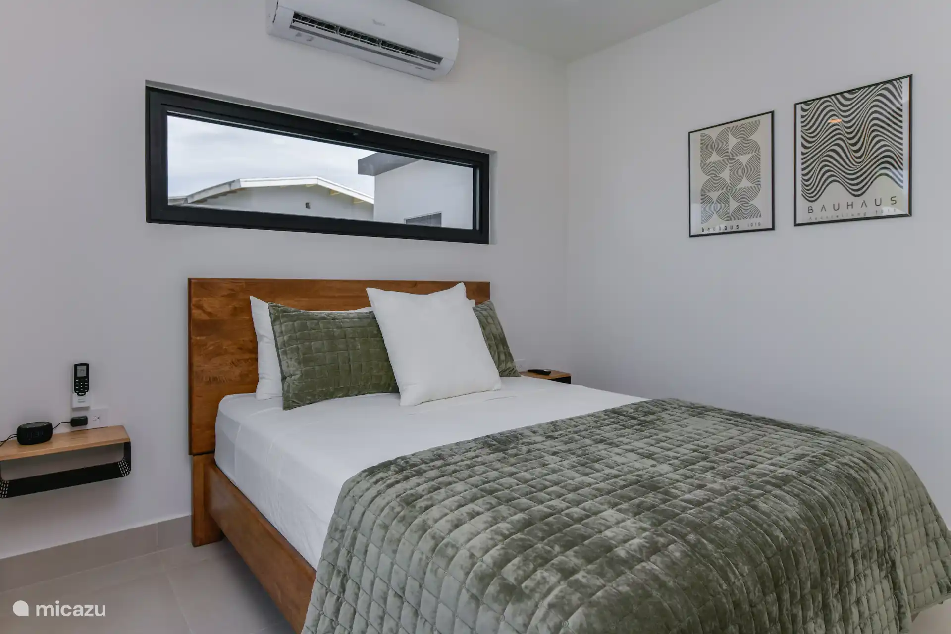 Schlafzimmer mit TV, Klimaanlage, Blick auf den Pool 