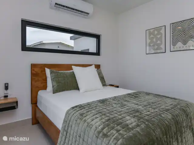 Casa Ruby con piscina privada en Aruba, Norte, Noord - casa vacacional Dormitorio con TV, Aire acondicionado, con vistas a la piscina