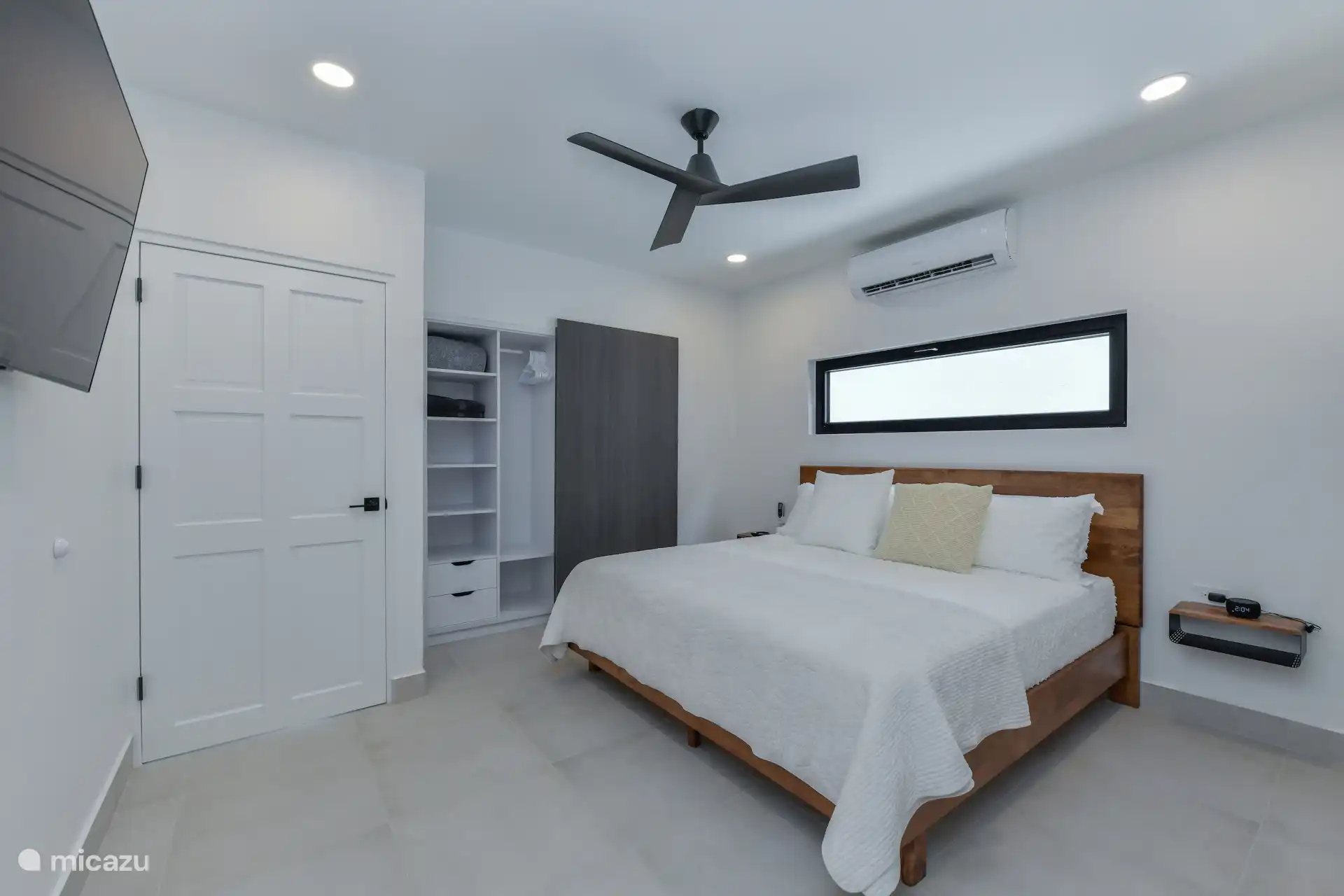 Schlafzimmer mit Kingsize-Bett, TV, Klimaanlage