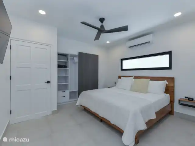 Casa Ruby con piscina privada en Aruba, Norte, Noord - casa vacacional Dormitorio con cama King size, TV, aire acondicionado