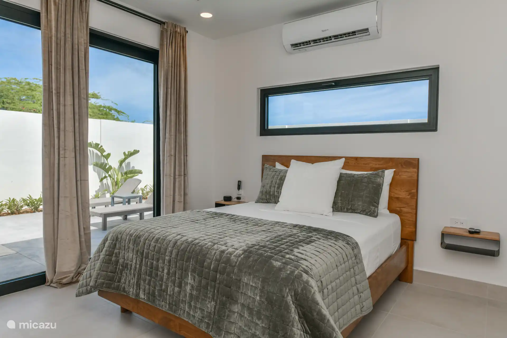 Schlafzimmer mit TV und Queensize-Bett