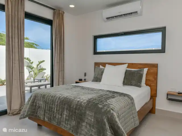 Casa Ruby con piscina privada en Aruba, Norte, Noord - casa vacacional Dormitorio con TV y cama Queen