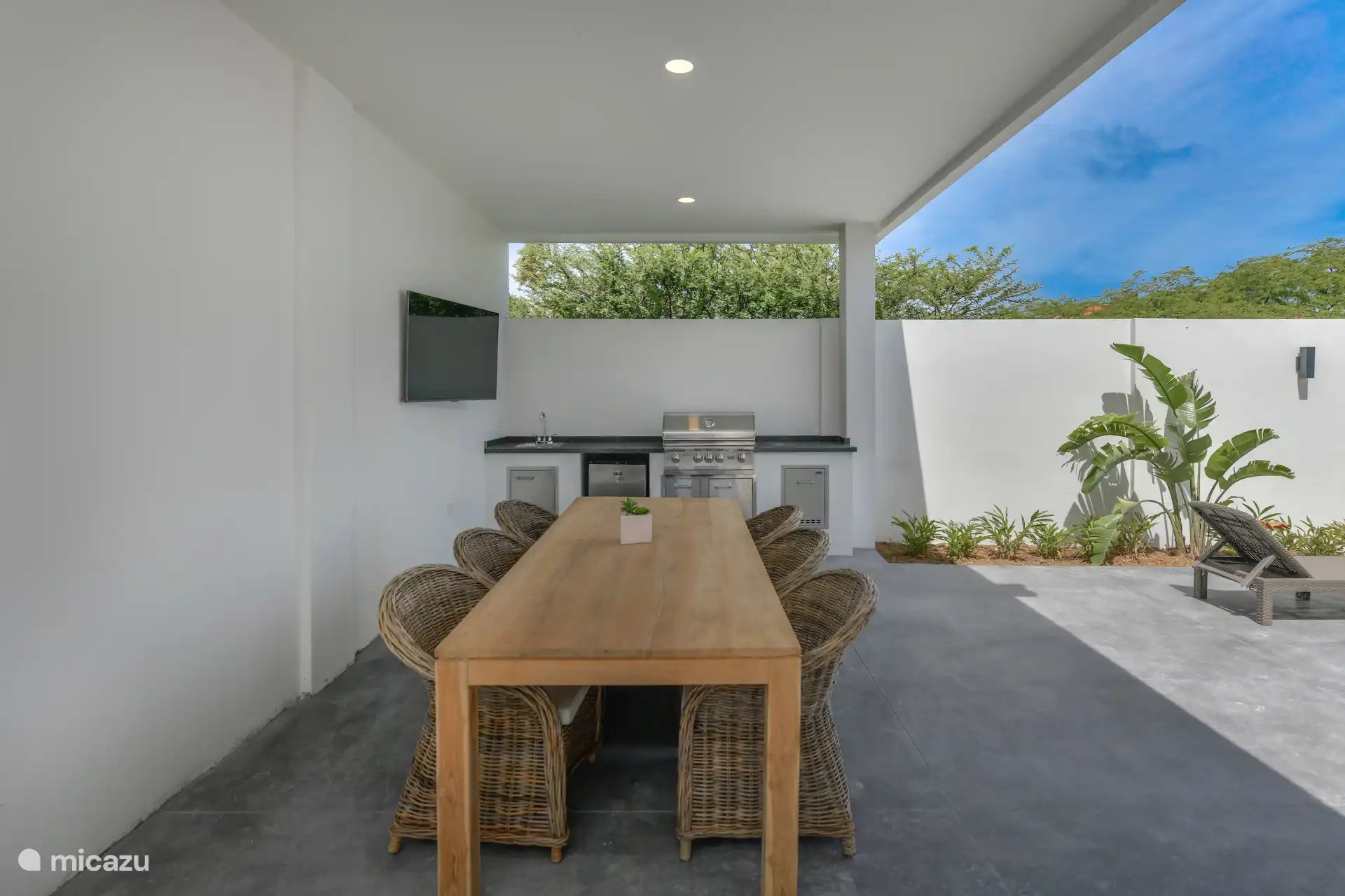 Außenküche mit Esstisch, TV und Gasgrill