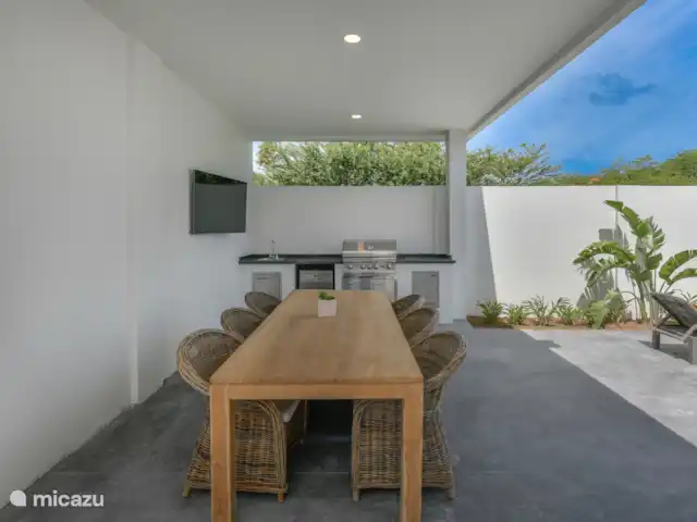 Casa Ruby con piscina privada en Aruba, Norte, Noord - casa vacacional Cocina al aire libre con mesa de comedor, TV y parrilla de gas