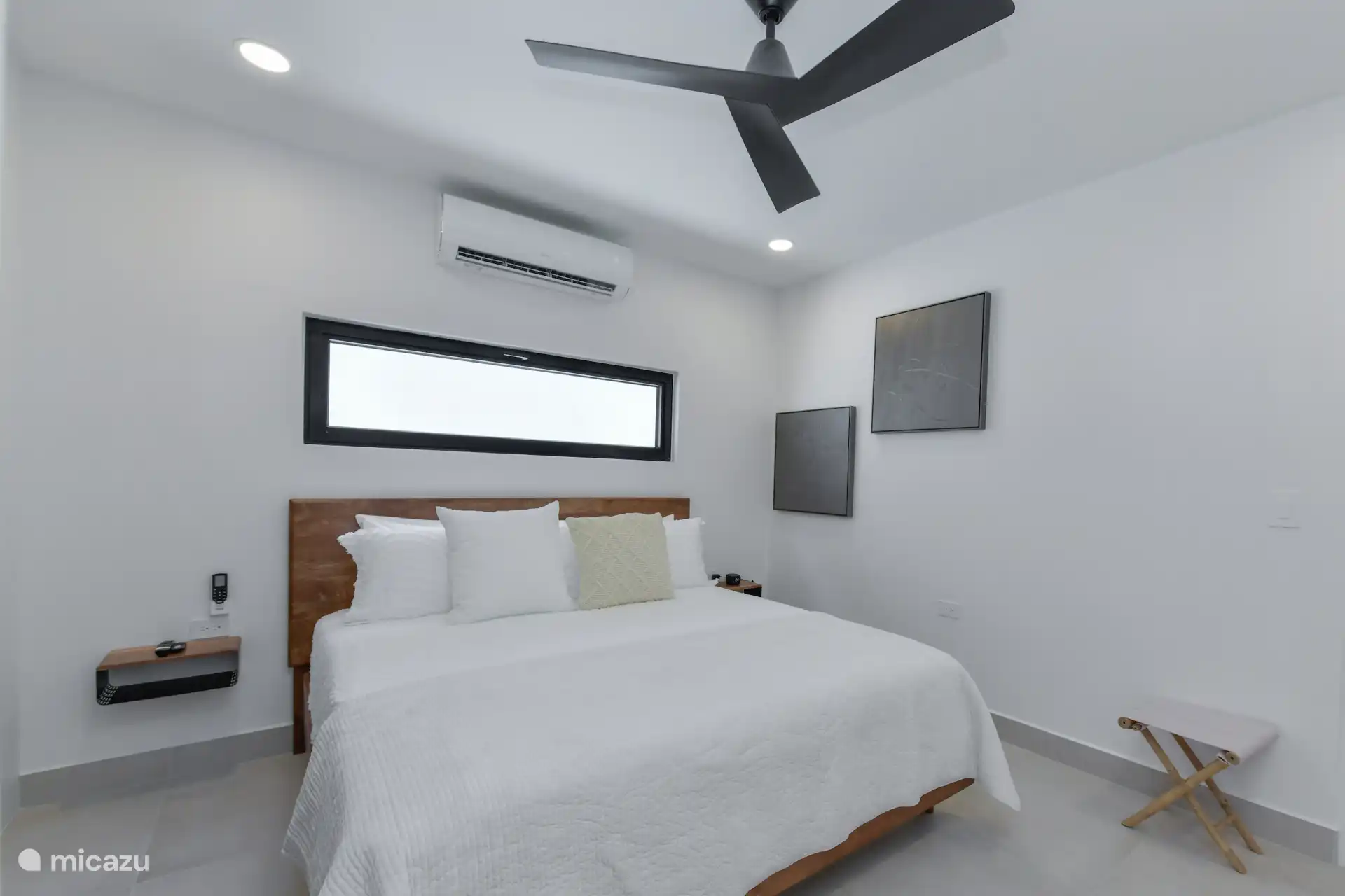 Schlafzimmer mit Kingsize-Bett, TV, Klimaanlage