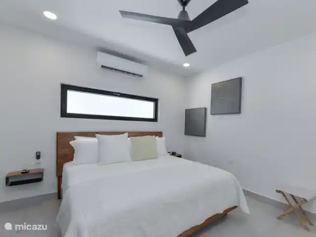 Casa Ruby con piscina privada en Aruba, Norte, Noord - casa vacacional Dormitorio con cama King size, TV, aire acondicionado