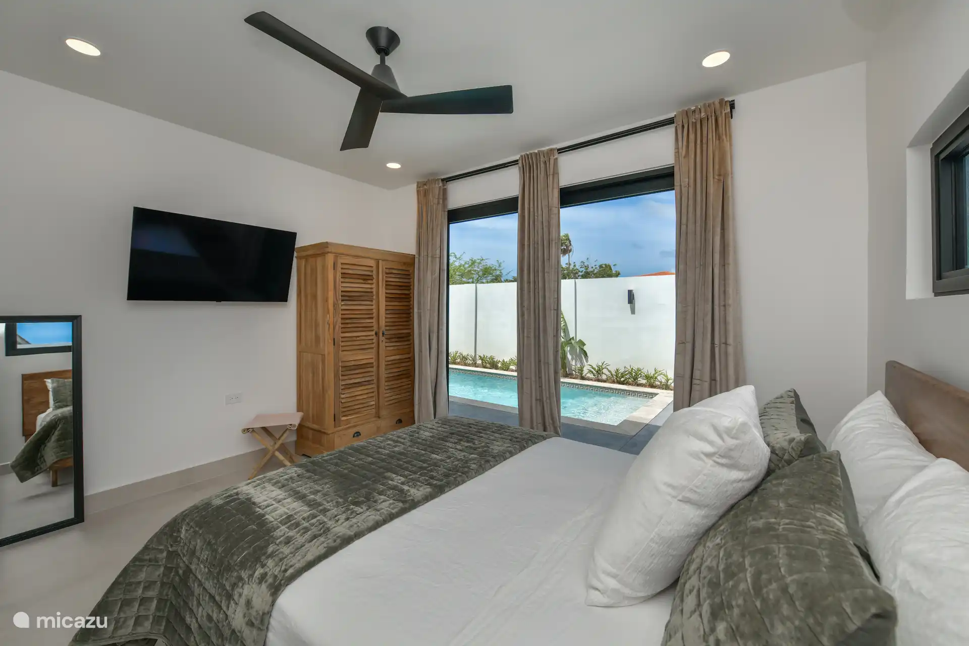 Schlafzimmer mit TV, Klimaanlage, Blick auf den Pool 